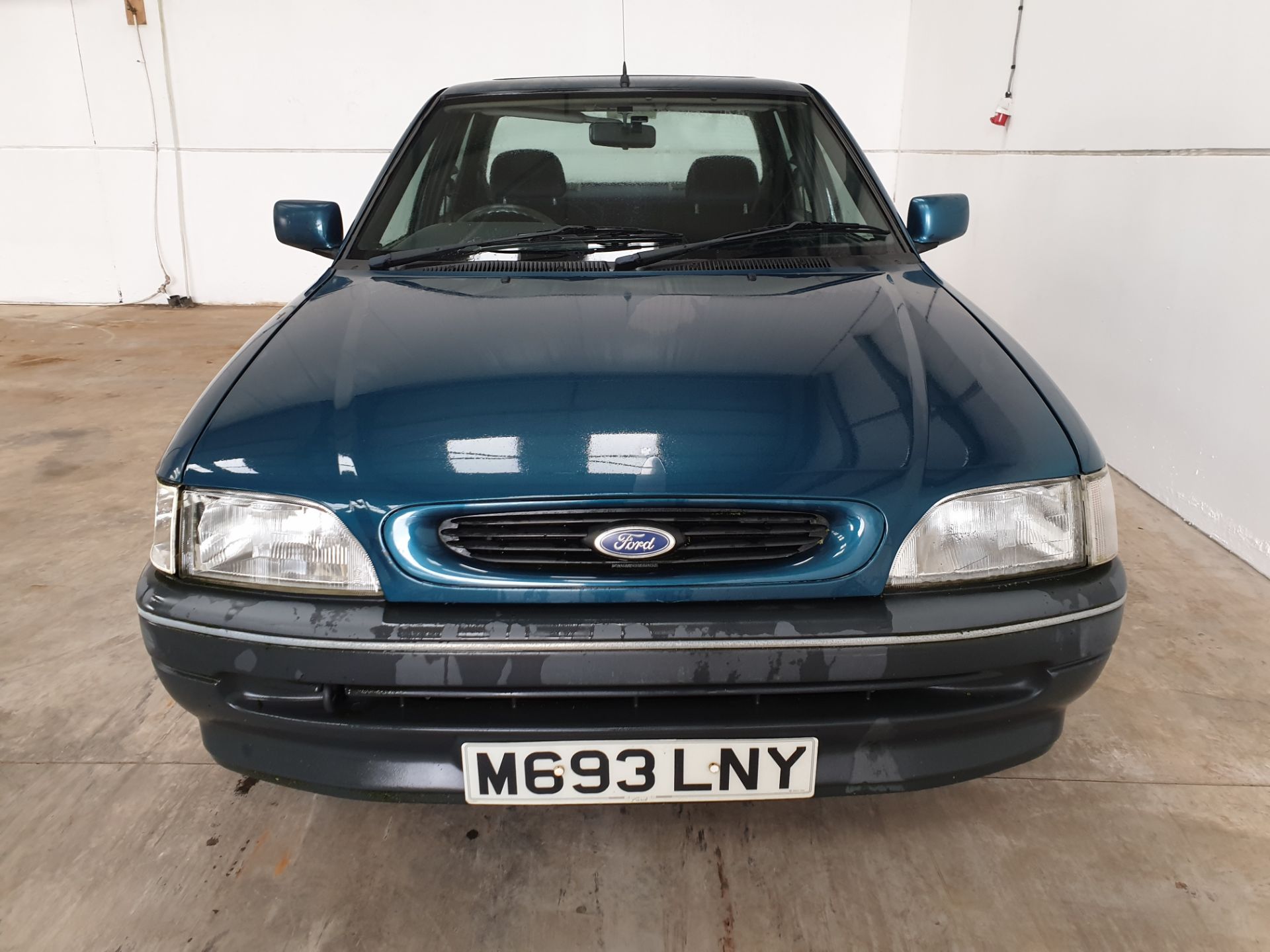 1995 / M Ford Escort LXi Saloon - Image 2 of 8