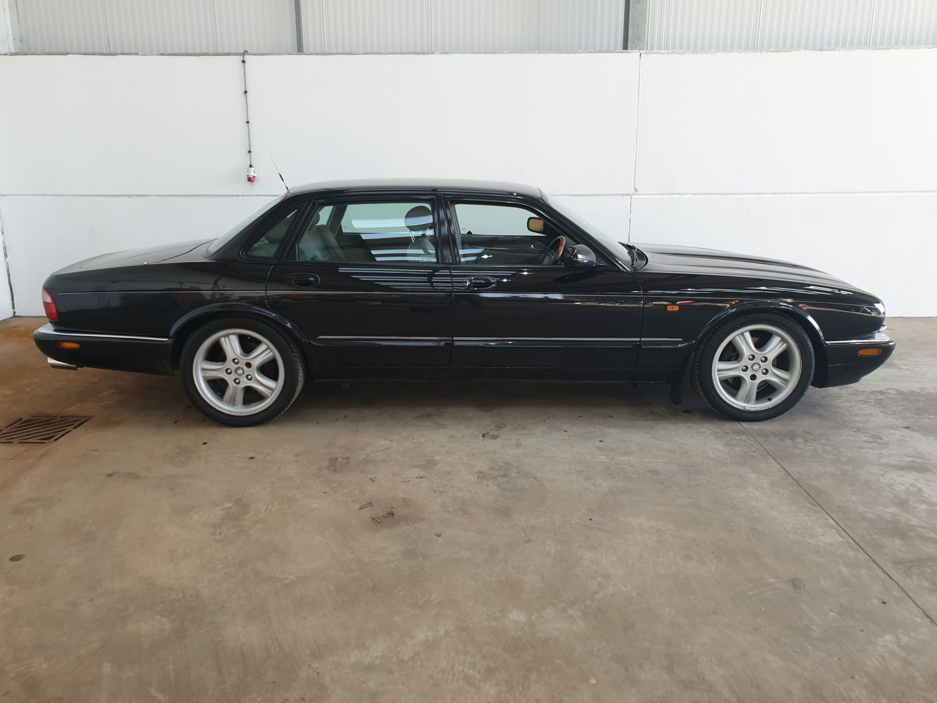 Jaguar XJR - Image 2 of 14