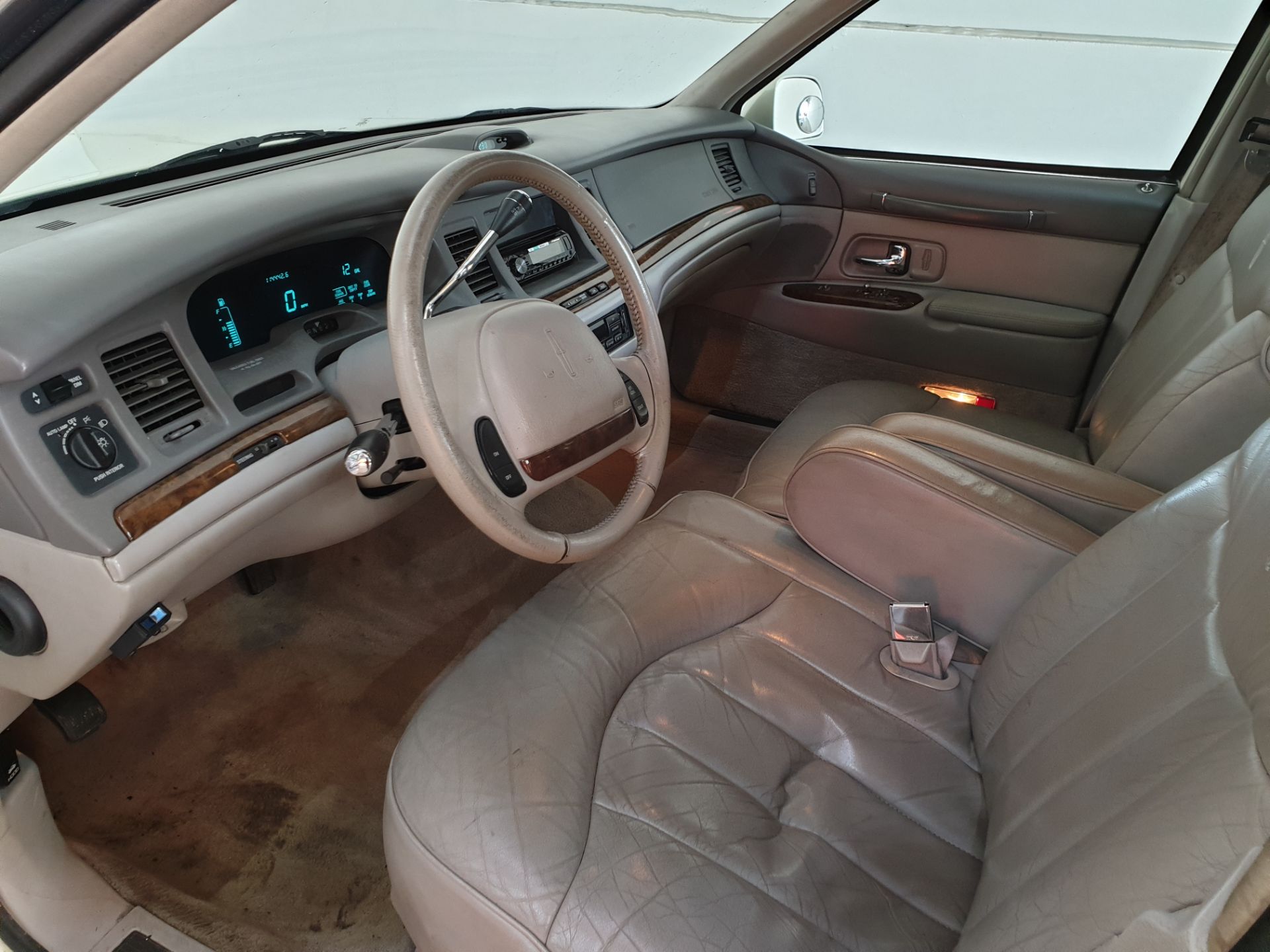 1999 Lincoln Town Car - Image 13 of 16