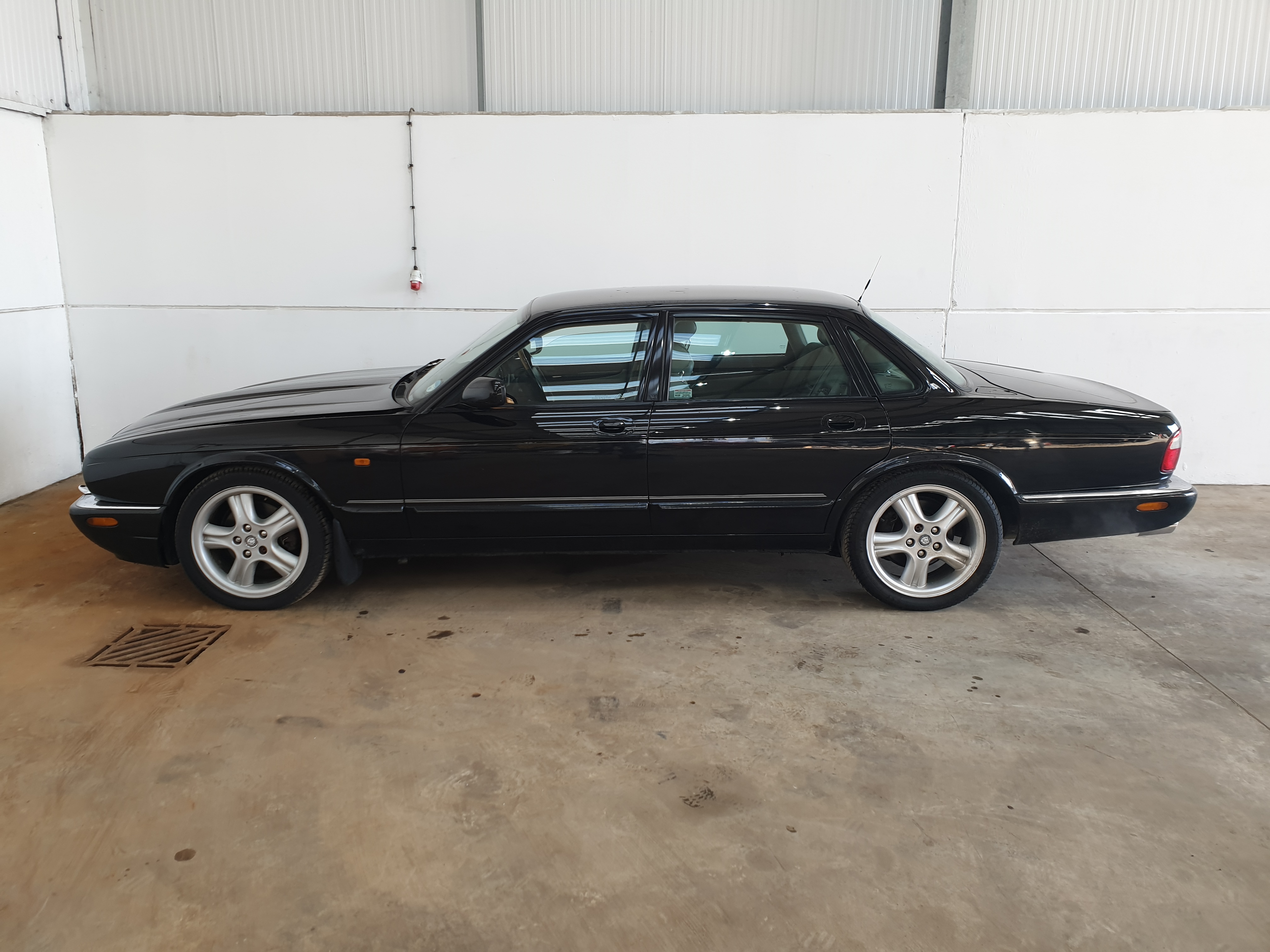 Jaguar XJR - Image 6 of 14