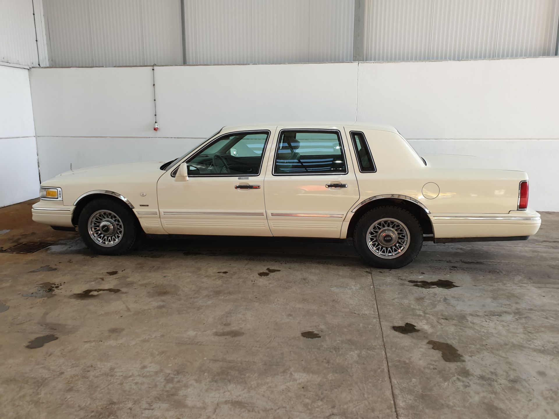 1999 Lincoln Town Car - Image 6 of 16