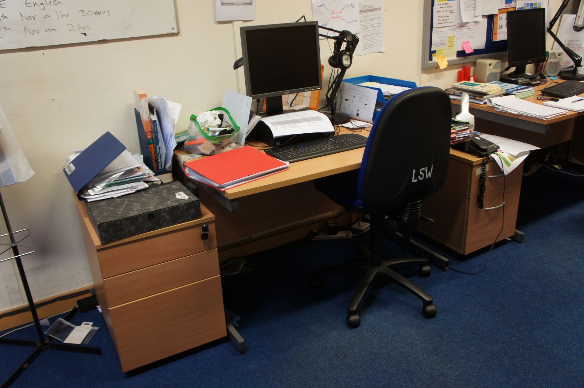 Contents of room comprising, 3 x four drawer filing cabinets, 2 x cupboards, bookcase, 3 x chairs, 2 - Bild 3 aus 6