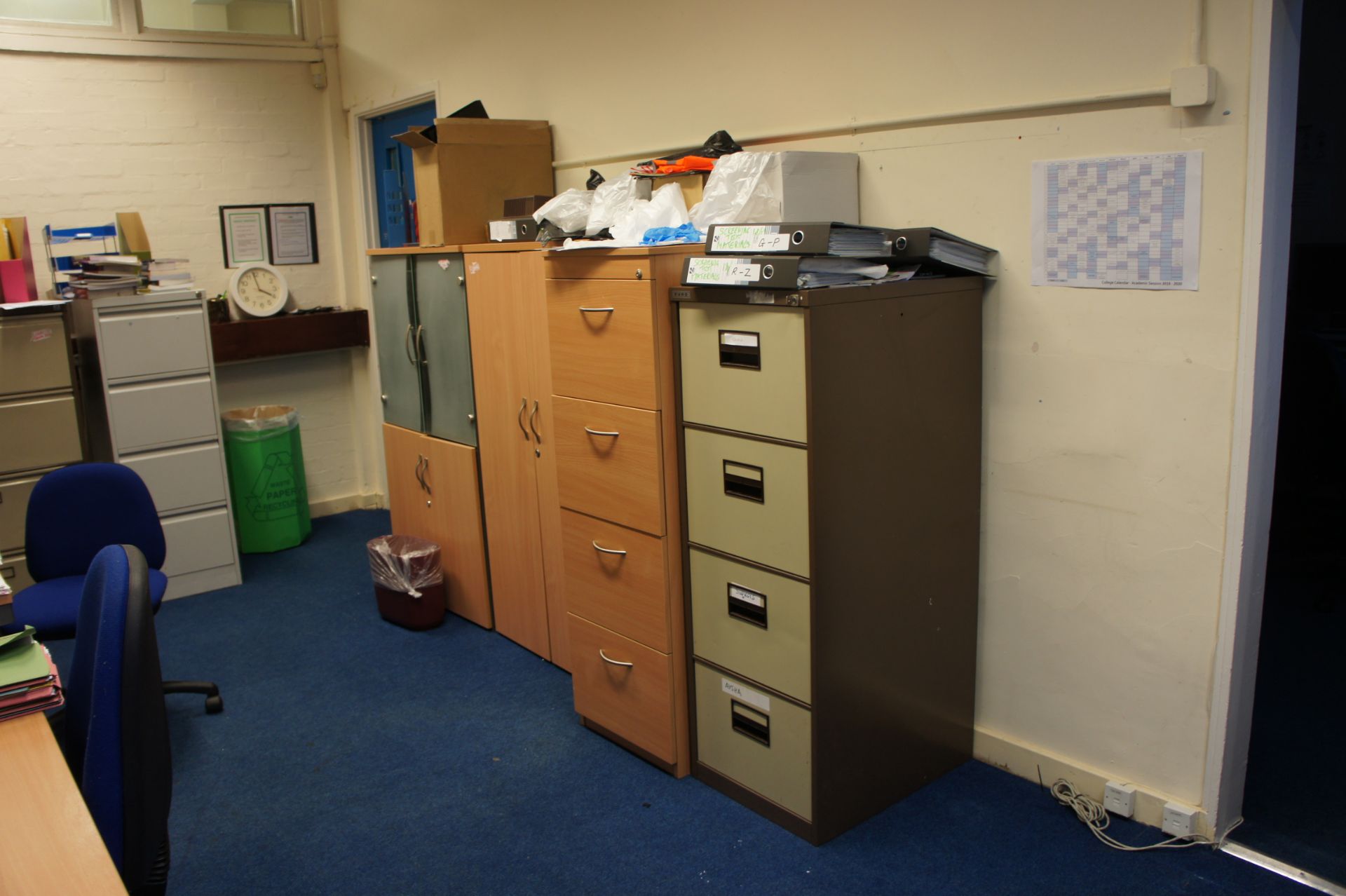 Contents of room comprising, 3 x four drawer filing cabinets, 2 x cupboards, bookcase, 3 x chairs, 2 - Bild 4 aus 6