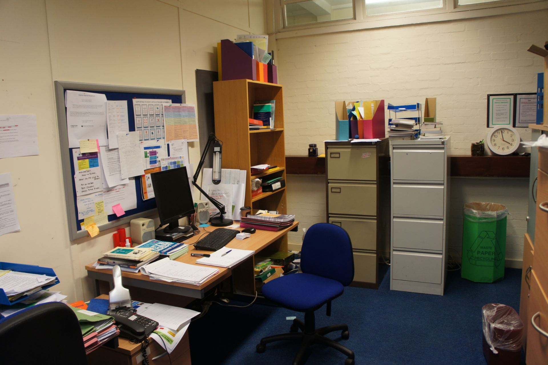 Contents of room comprising, 3 x four drawer filing cabinets, 2 x cupboards, bookcase, 3 x chairs, 2 - Bild 5 aus 6