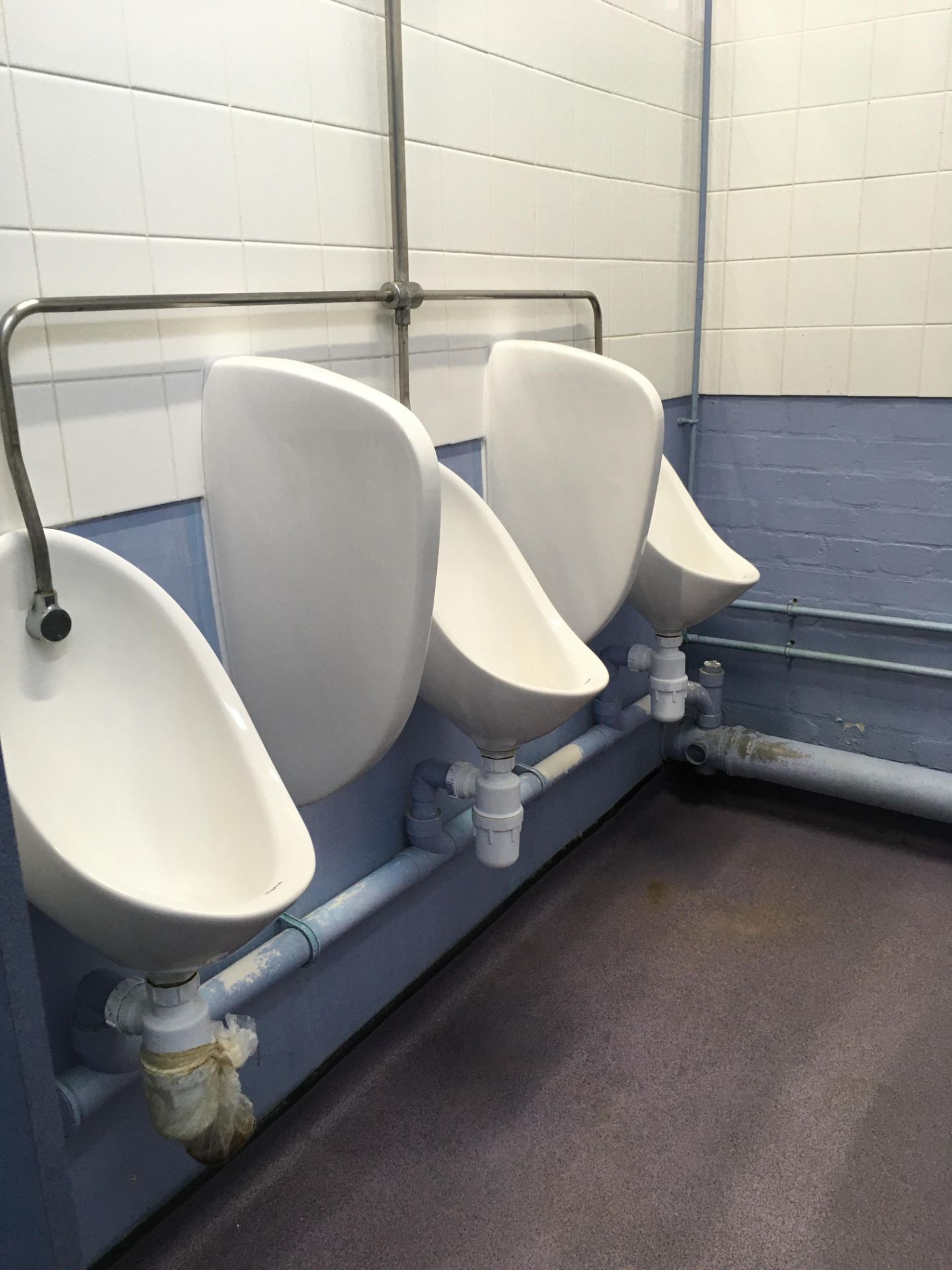 Contents of the gents toilet, 3 x urinals, 3 x sinks, hand drier, 3 x mirrors, 1 x cubicle