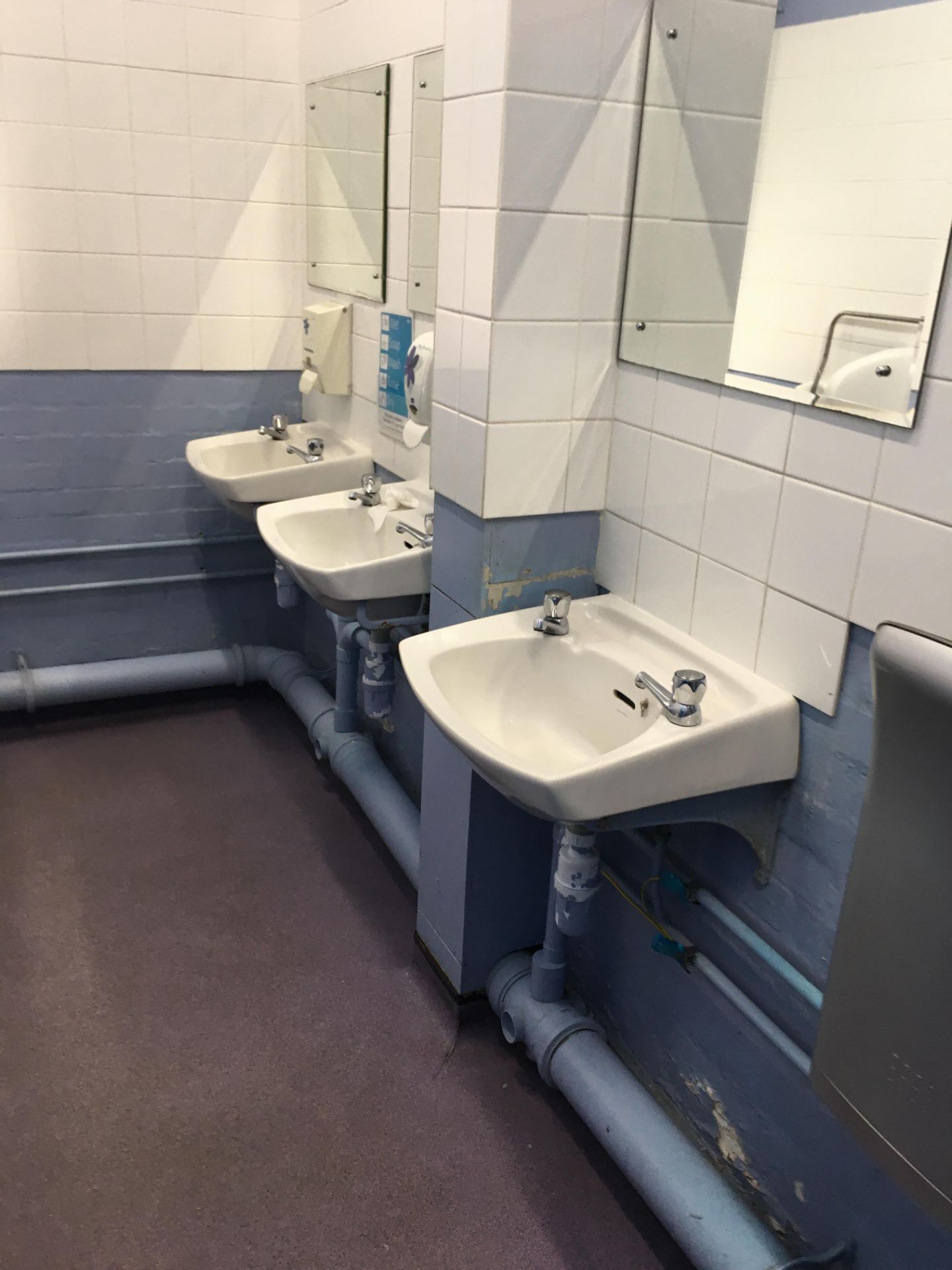 Contents of the gents toilet, 3 x urinals, 3 x sinks, hand drier, 3 x mirrors, 1 x cubicle - Image 3 of 5