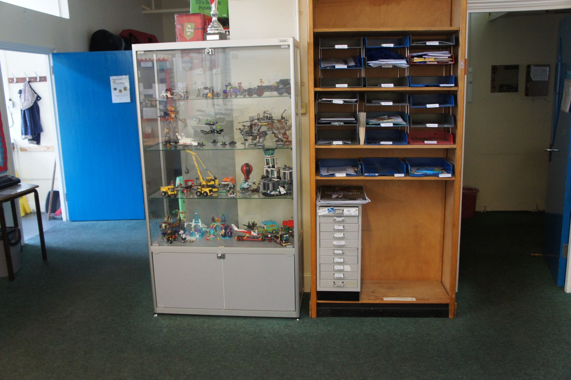 Miscellaneous lot comprising, 4 x four drawer filing cabinets, three drawer pedestal, wooden flower