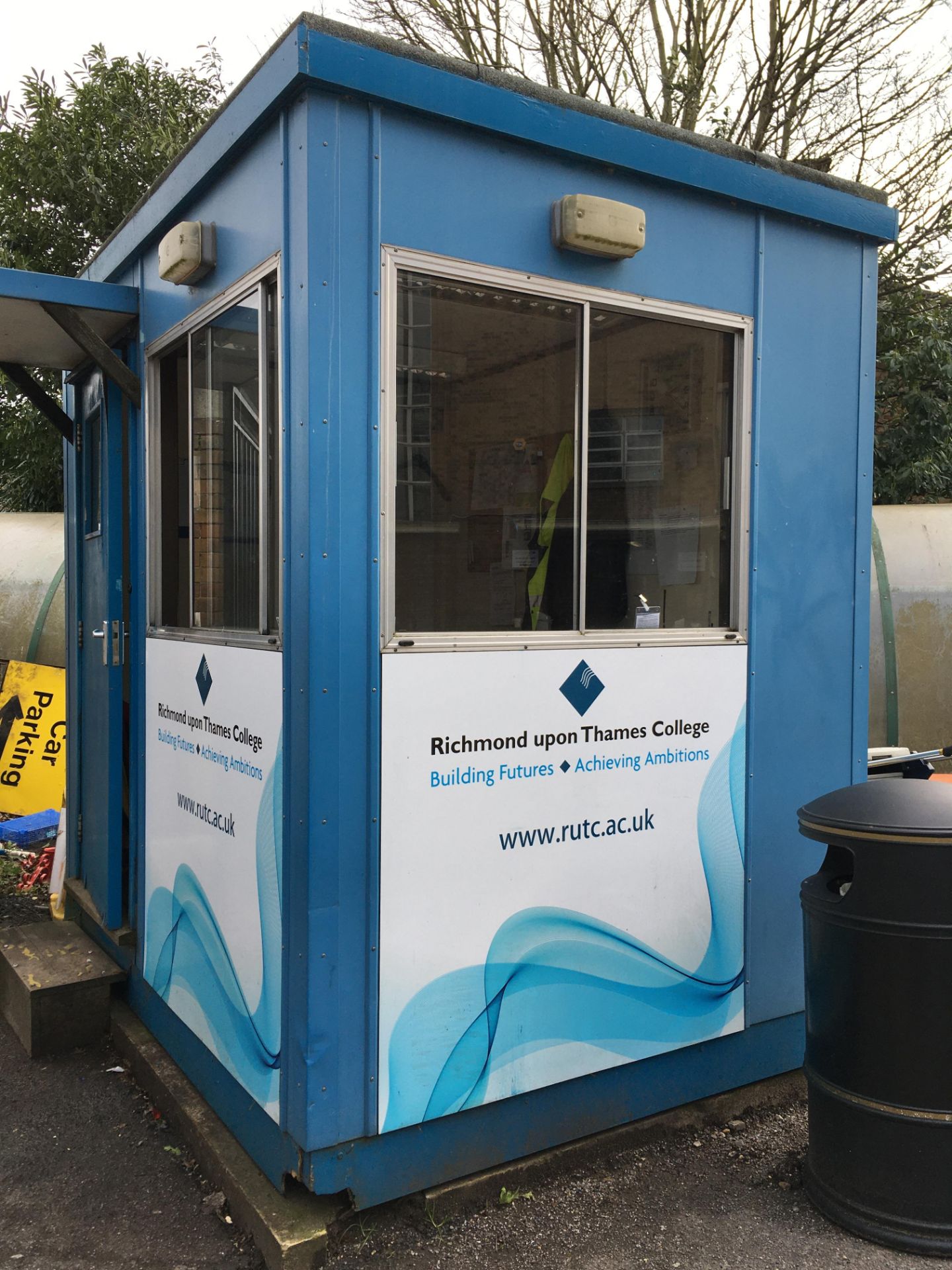 Modular security hut with glazed panel and single door