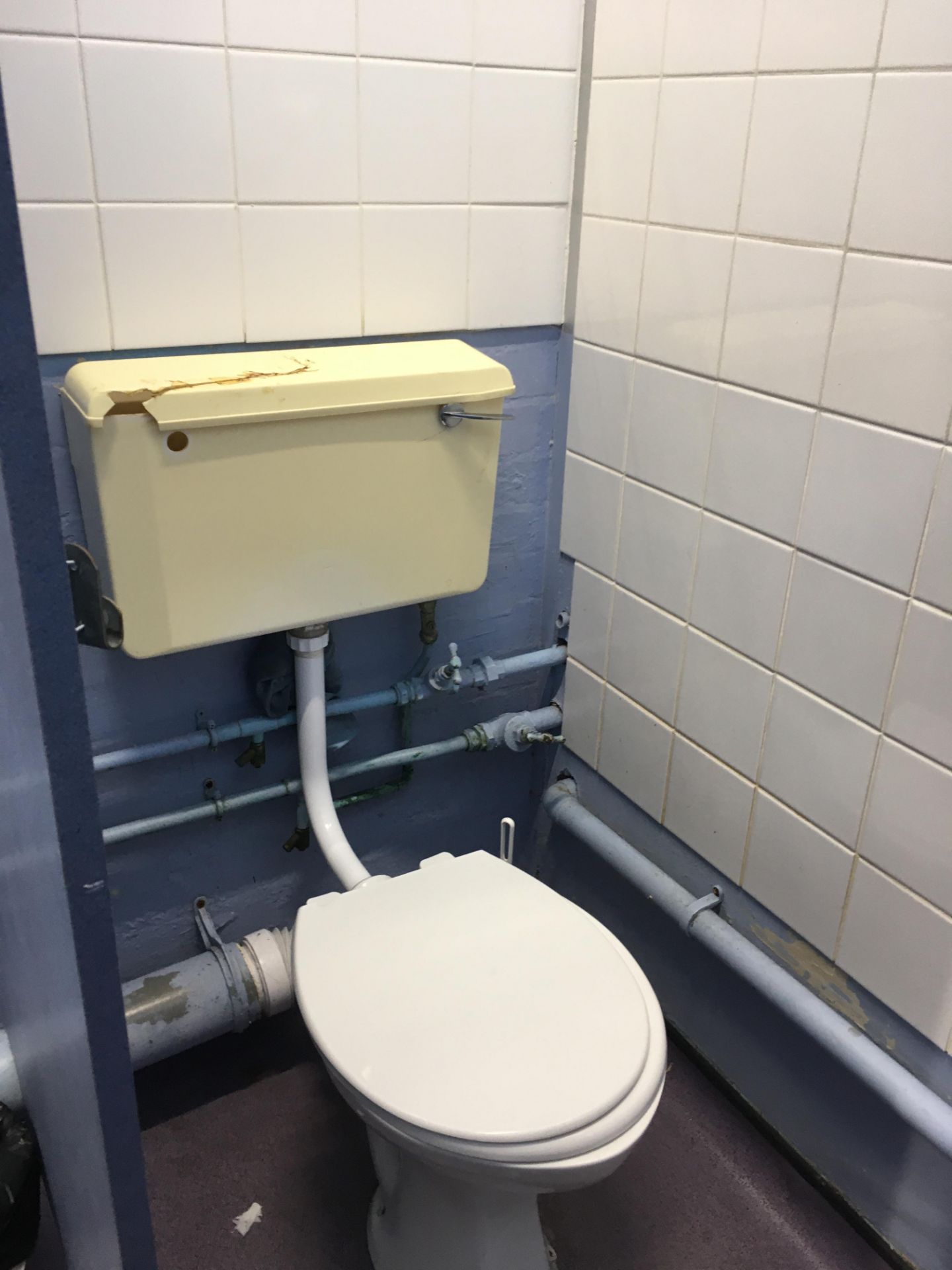 Contents of the gents toilet, 3 x urinals, 3 x sinks, hand drier, 3 x mirrors, 1 x cubicle - Image 4 of 5