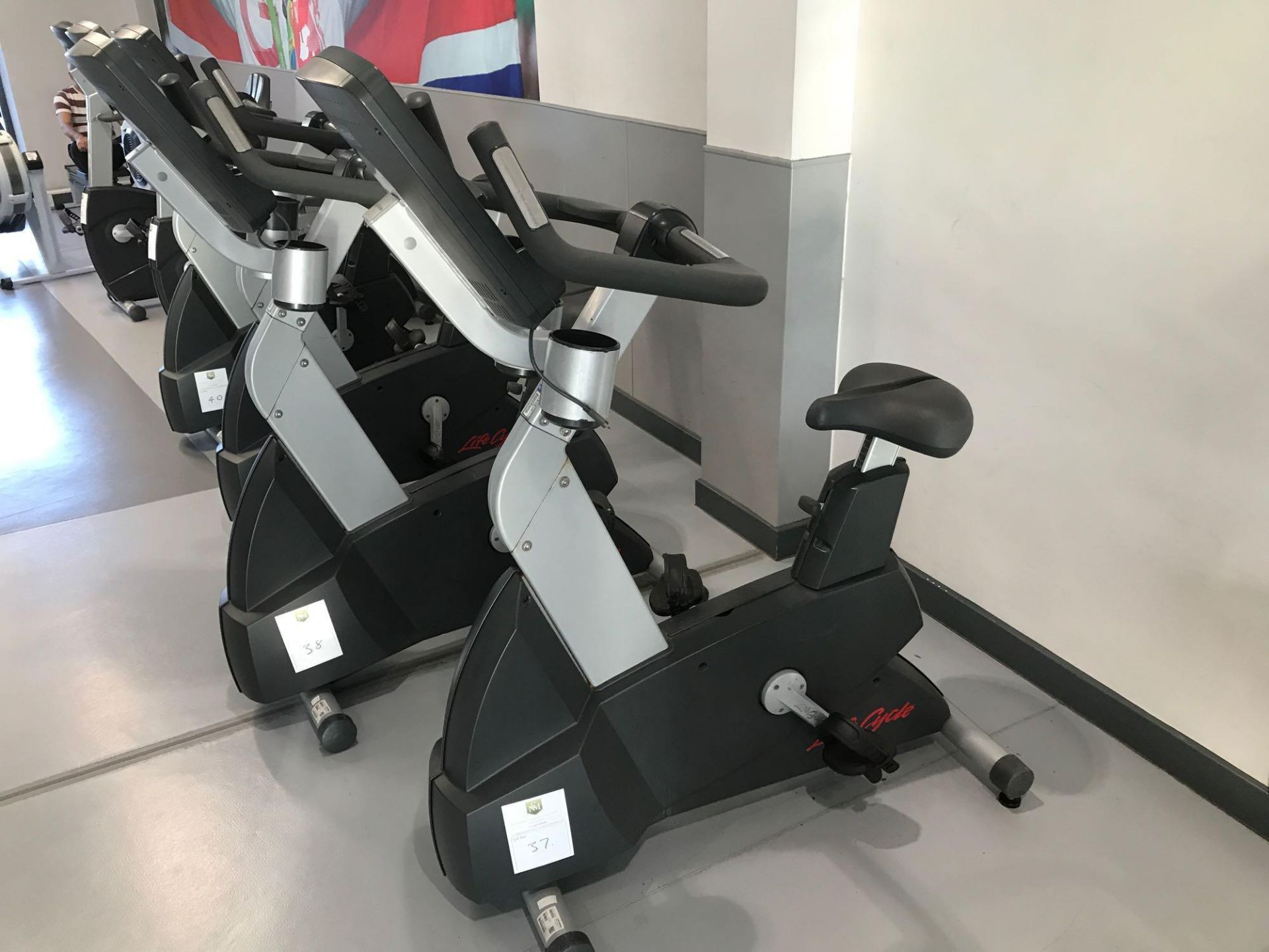 x1 Life fitness Upright cycling machine