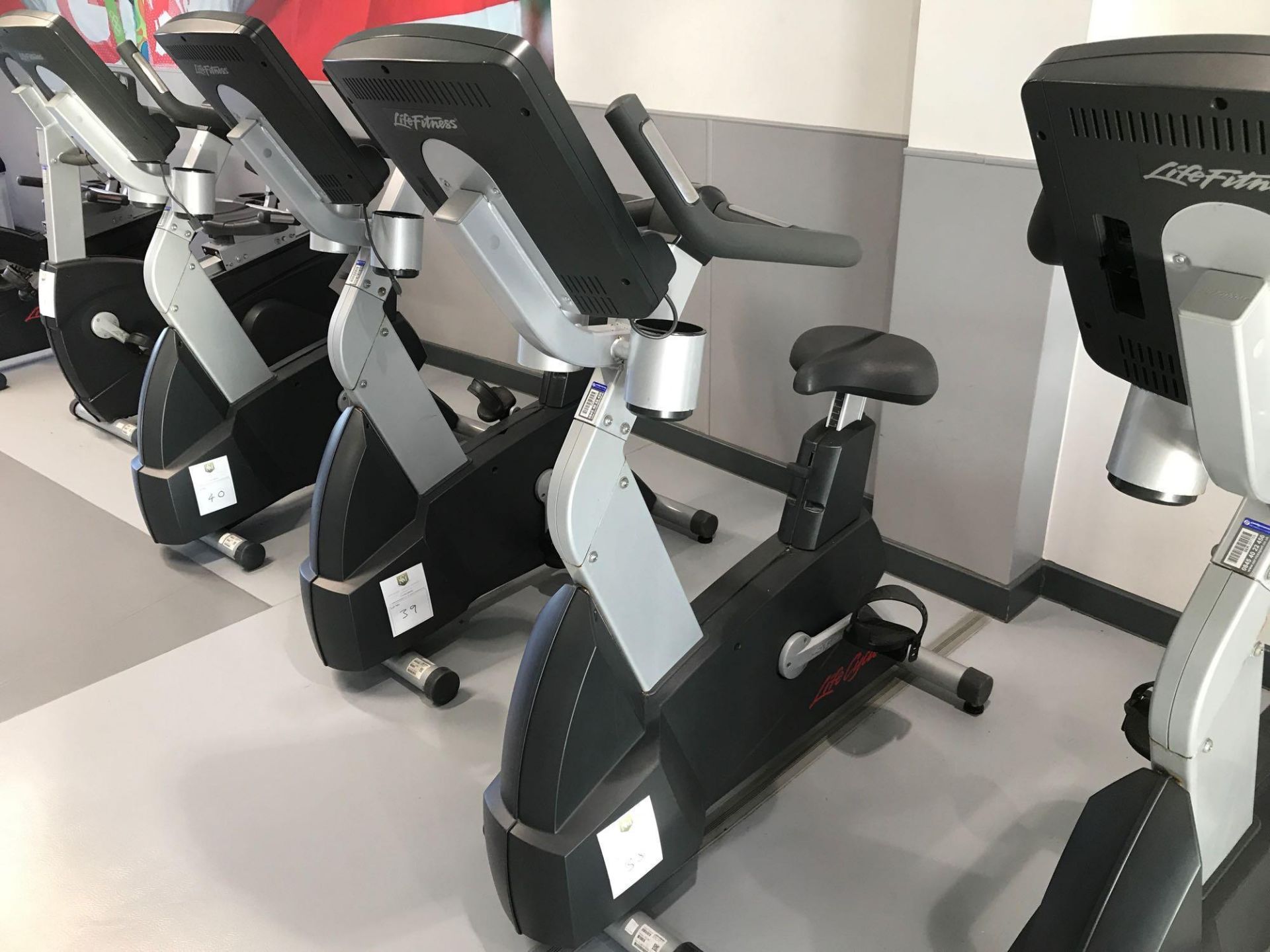 x1 Life fitness Upright cycling machine