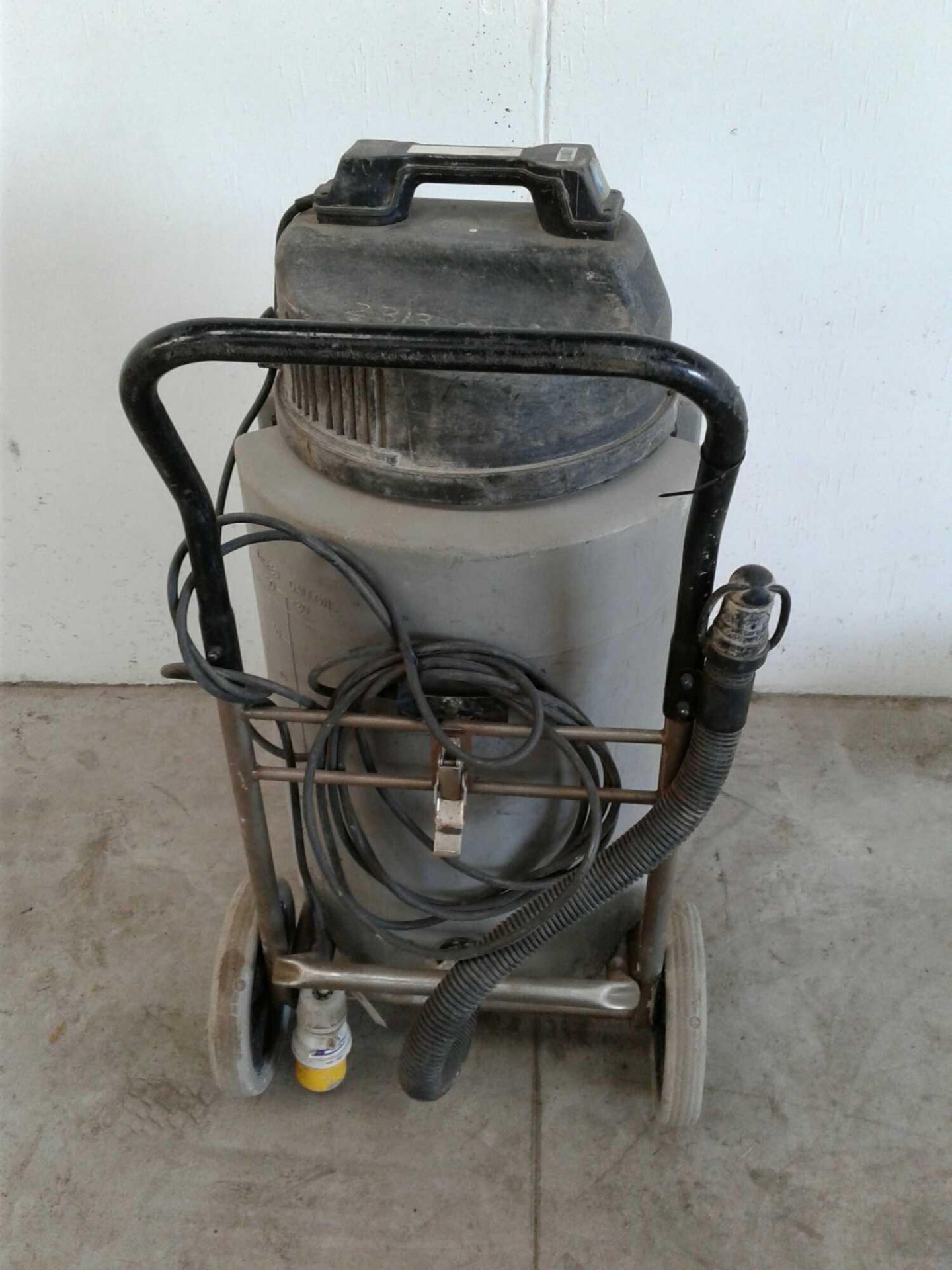 Industrial vacuum cleaner 110 V 32 amp - Image 2 of 2