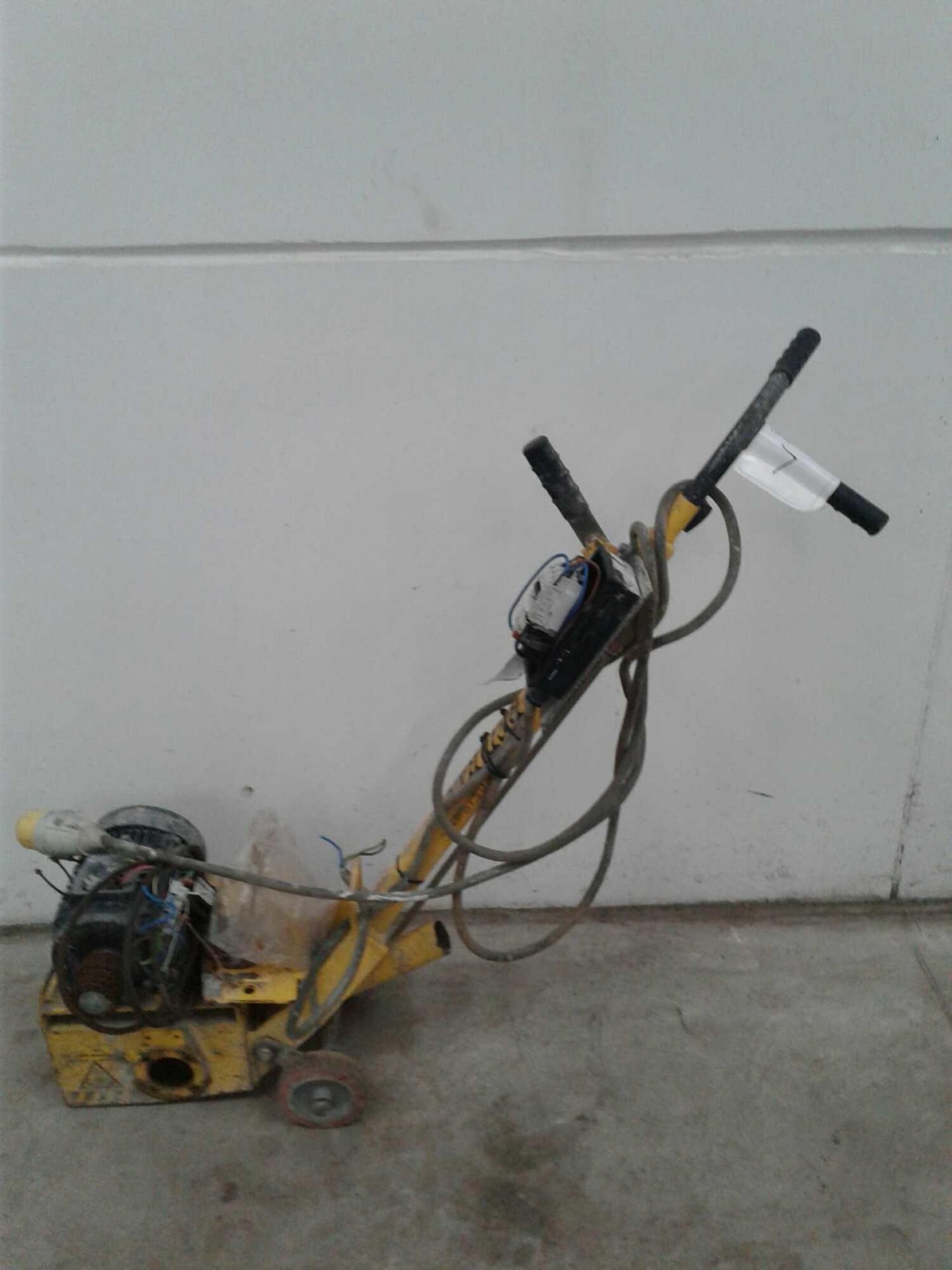 Concrete floor scraper 110 V 32 amp