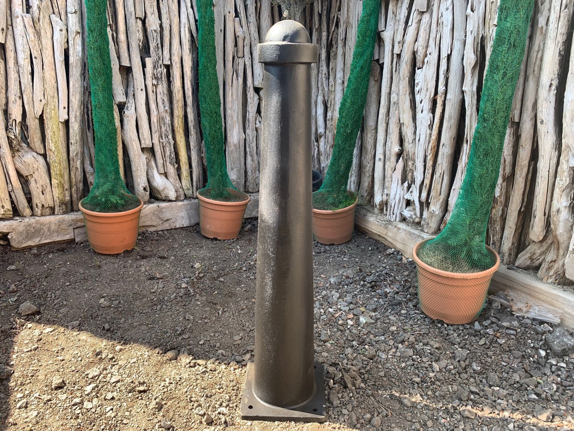 4 X NEW BLACK HEAVY DUTY PEDESTRIAN CAST IRON BOLLARD