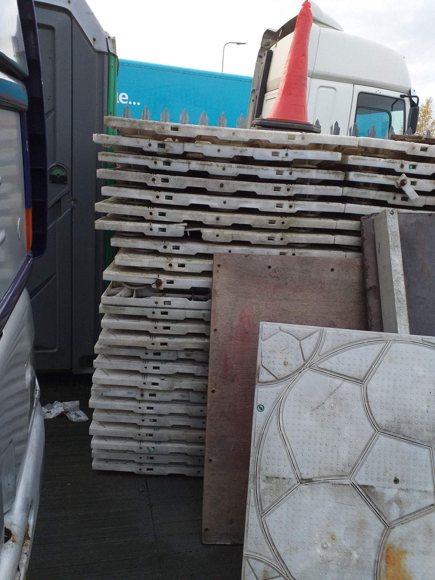 Joblot of 20 x 1m by 1m Square Temporary Outside Flooring - Image 2 of 5
