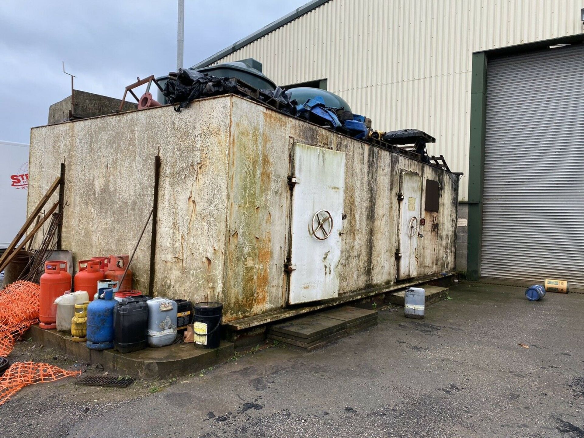 Nuclear Bunker / Cabin Store - Image 2 of 10