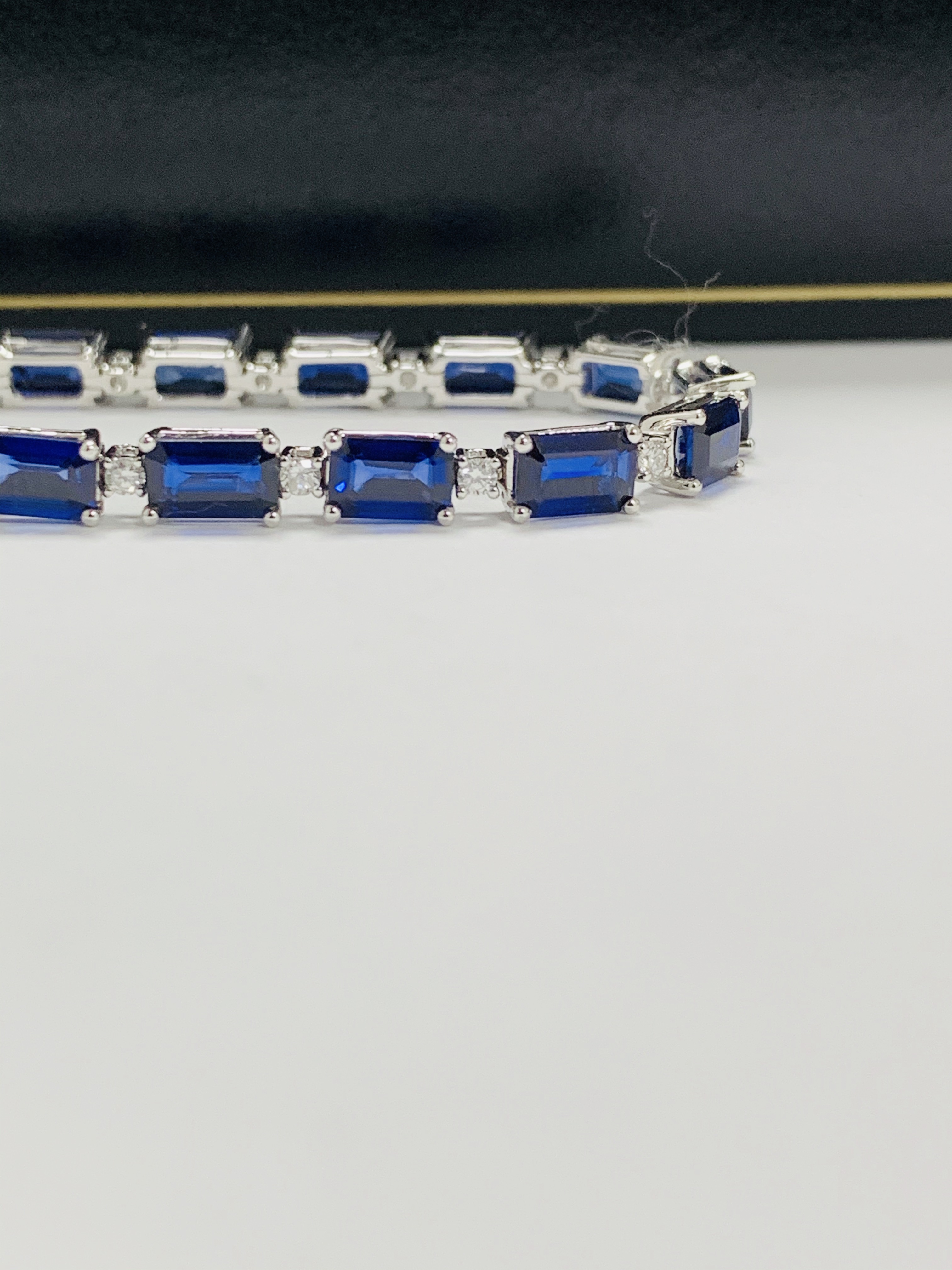 14ct Sapphire and Diamond tennis bracelet featuring, 20 oval cut, blue Sapphires (12.72ct TSW), claw - Image 11 of 16