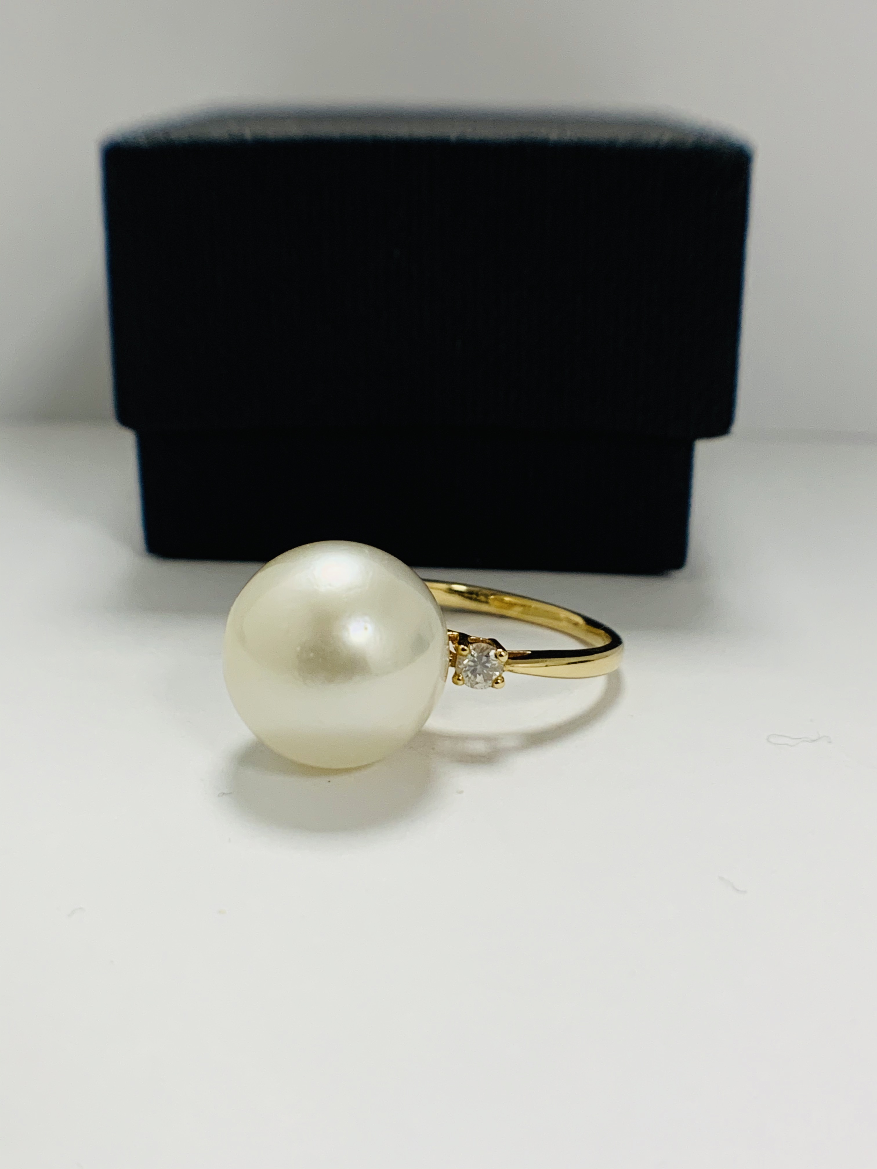 14ct Yellow Gold Pearl and Diamond ring featuring centre, South Sea Pearl, with 2 round brilliant cu - Image 2 of 9