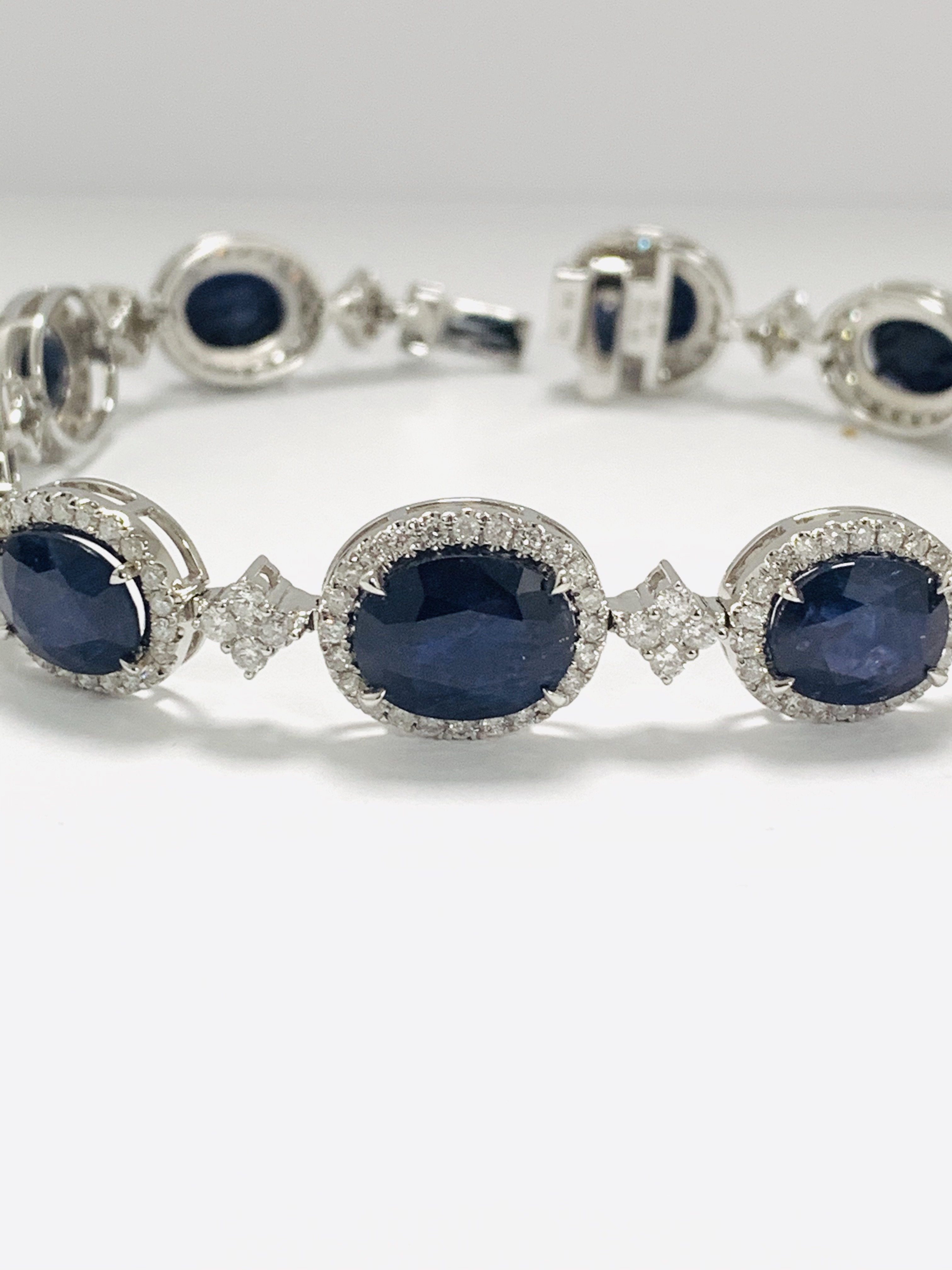 18ct White Gold Sapphire and Diamond bracelet featuring, 10 oval cut, dark blue Kashmir Sapphires (2 - Image 3 of 21