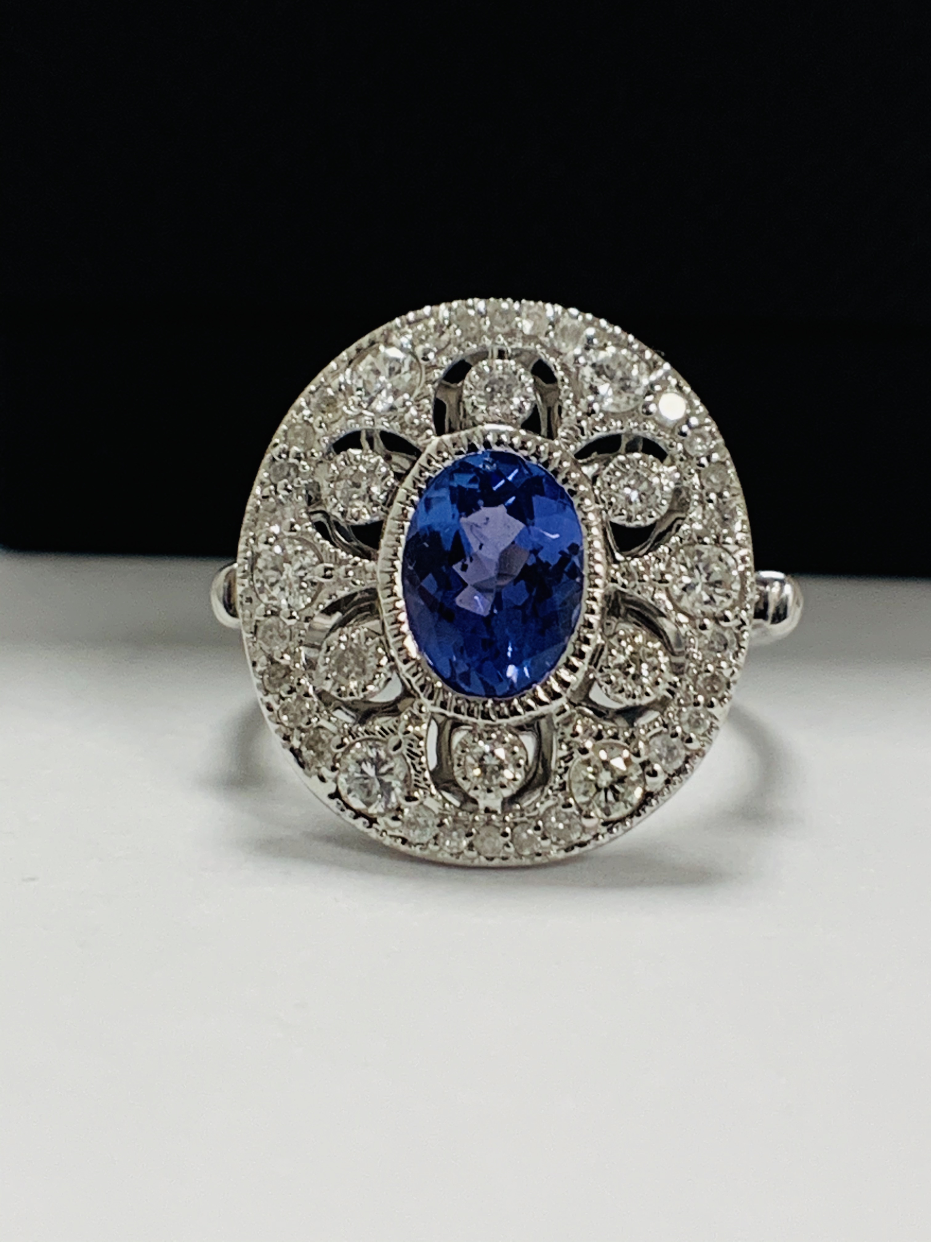 18ct White Gold Tanzanite and Diamond ring - Image 10 of 12