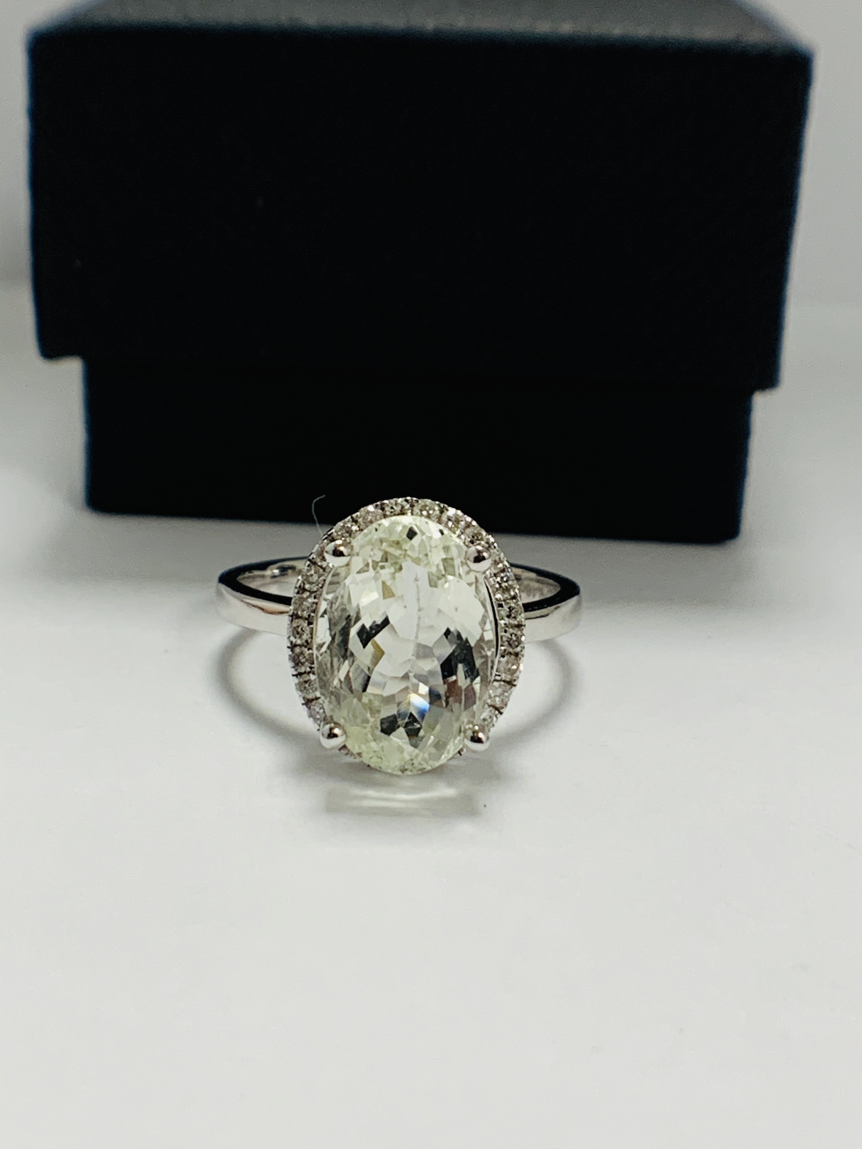 14ct White Gold Aquamarine and Diamond ring featuring centre, oval cut, light blue Aquamarine (2.88c - Image 9 of 12