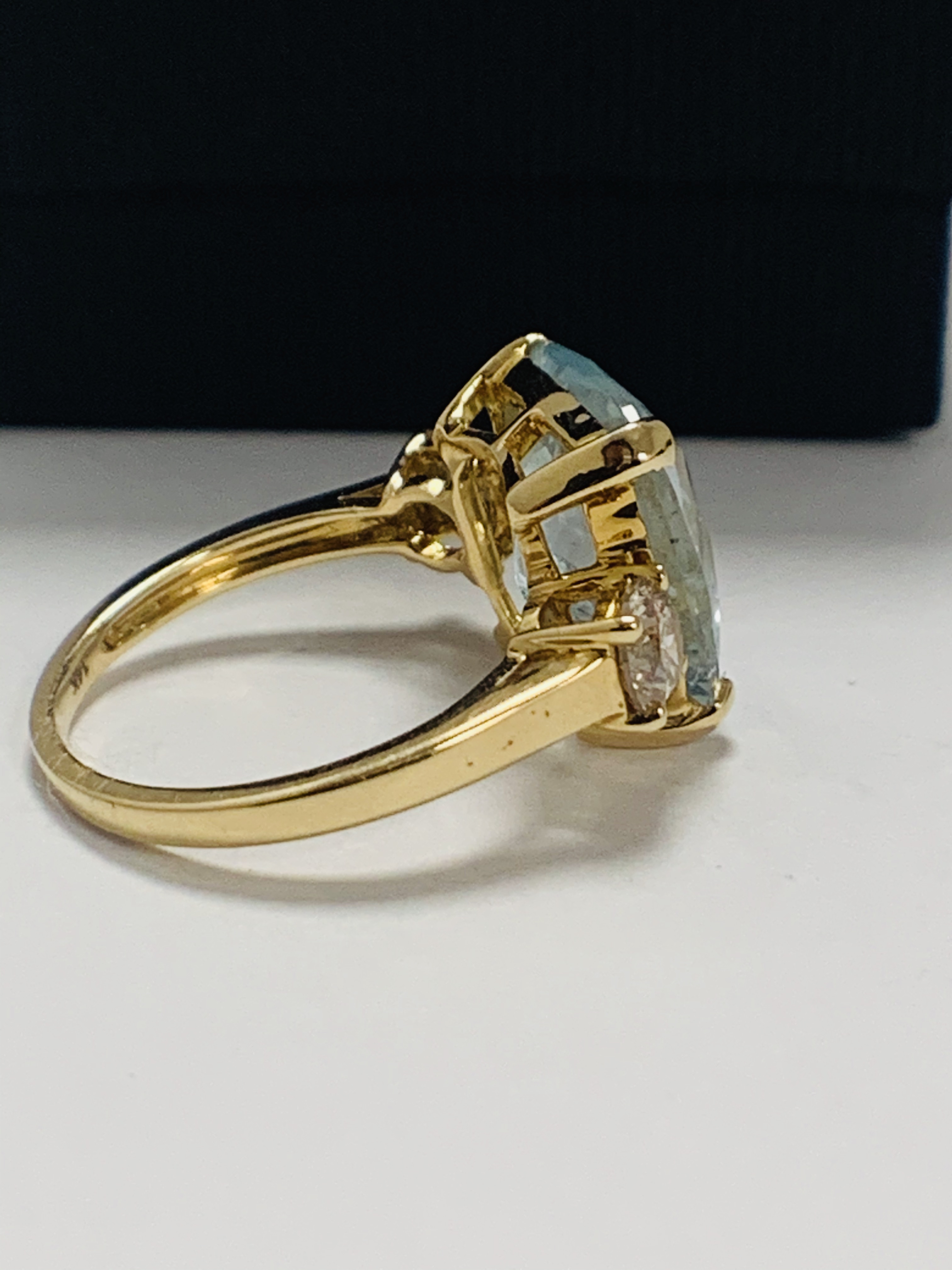 14ct Yellow Gold Aquamarine and Diamond ring featuring centre, cushion cut Aquamarine (5.25ct), claw - Image 6 of 12