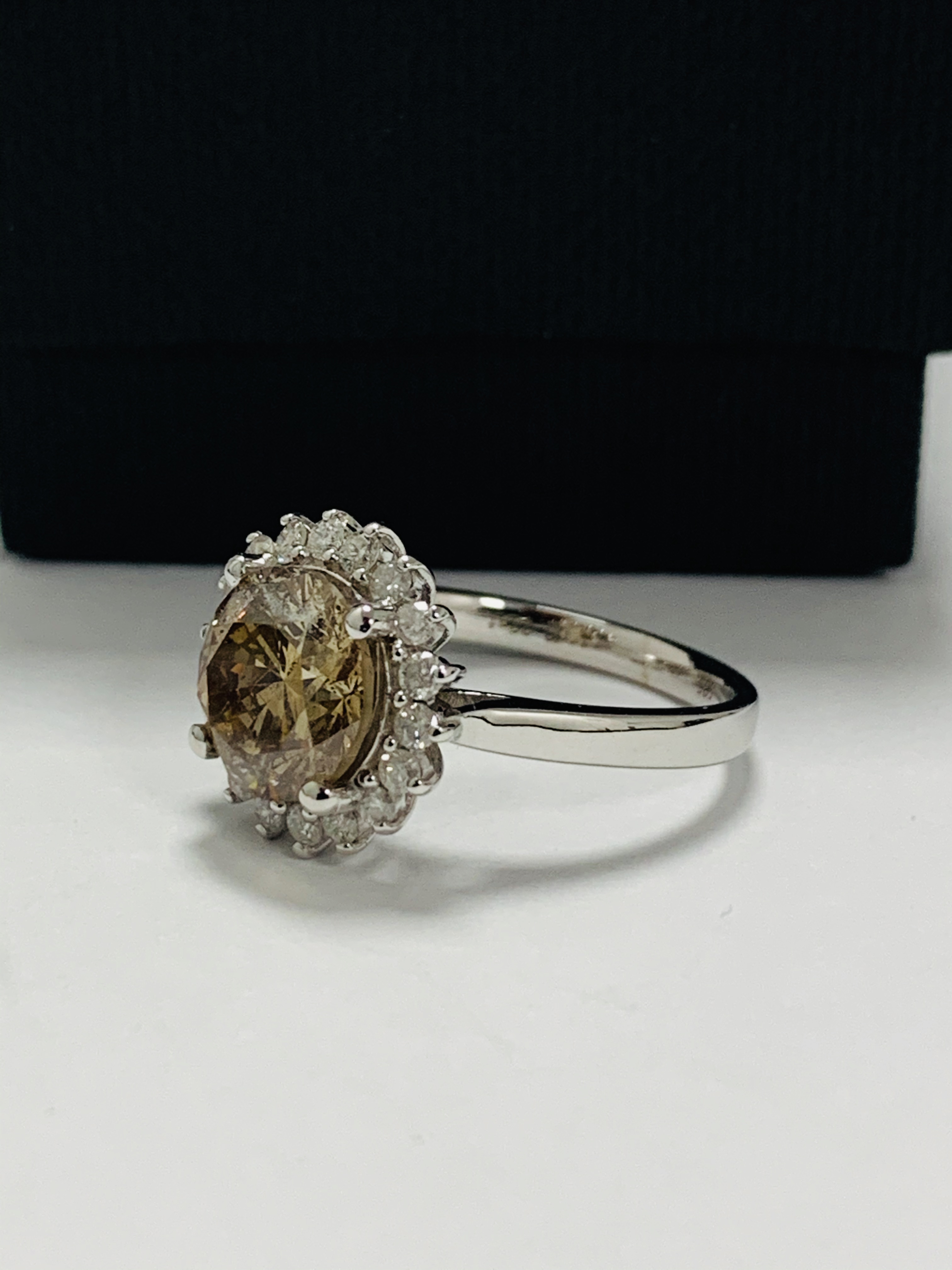 14ct White Gold Diamond ring featuring centre, round brilliant cut, cognac Diamond (2.61ct), claw se - Image 2 of 11