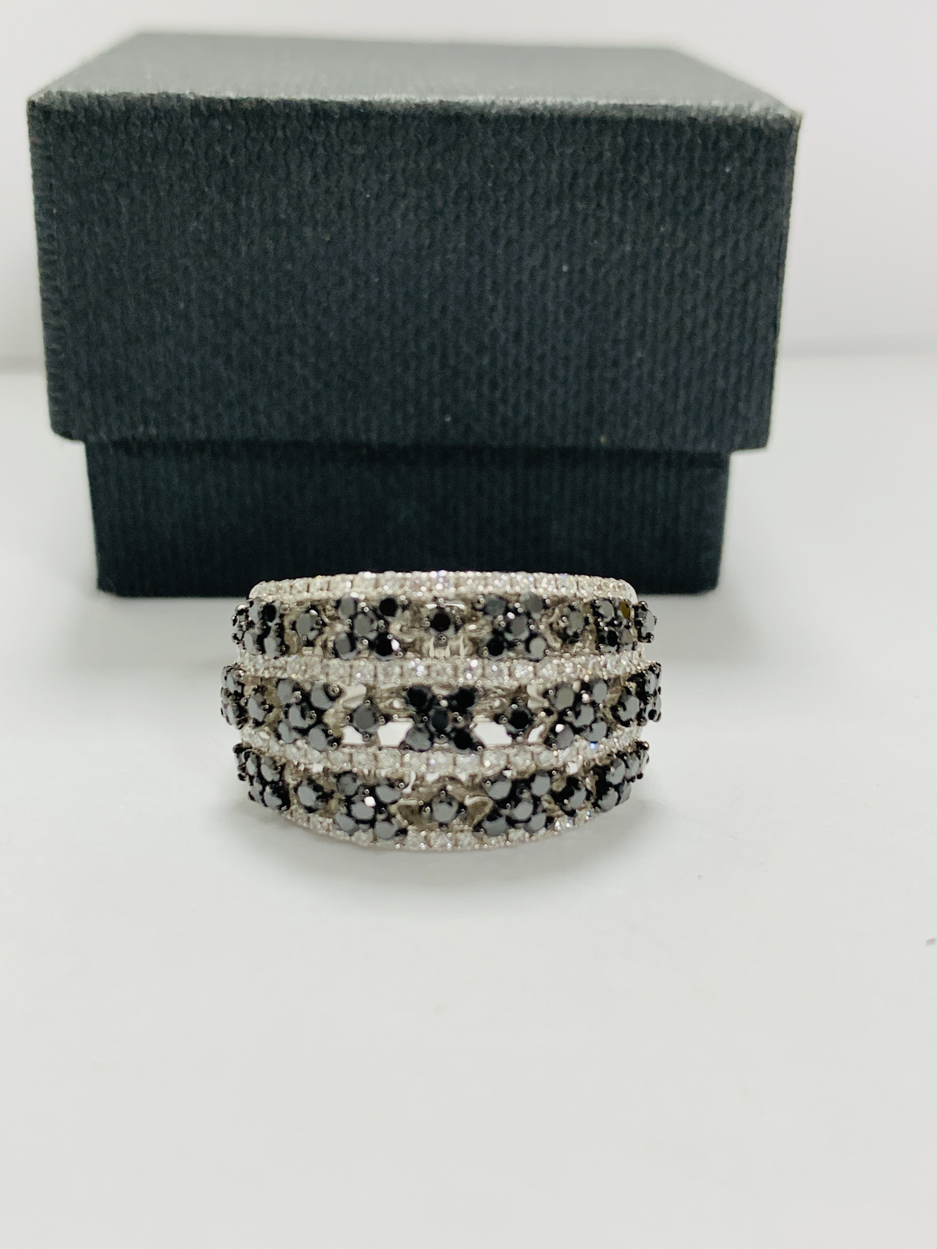 18ct White Gold Diamond ring featuring, 73 round brilliant cut, black Diamonds (1.01ct TDW), with 80 - Image 9 of 15