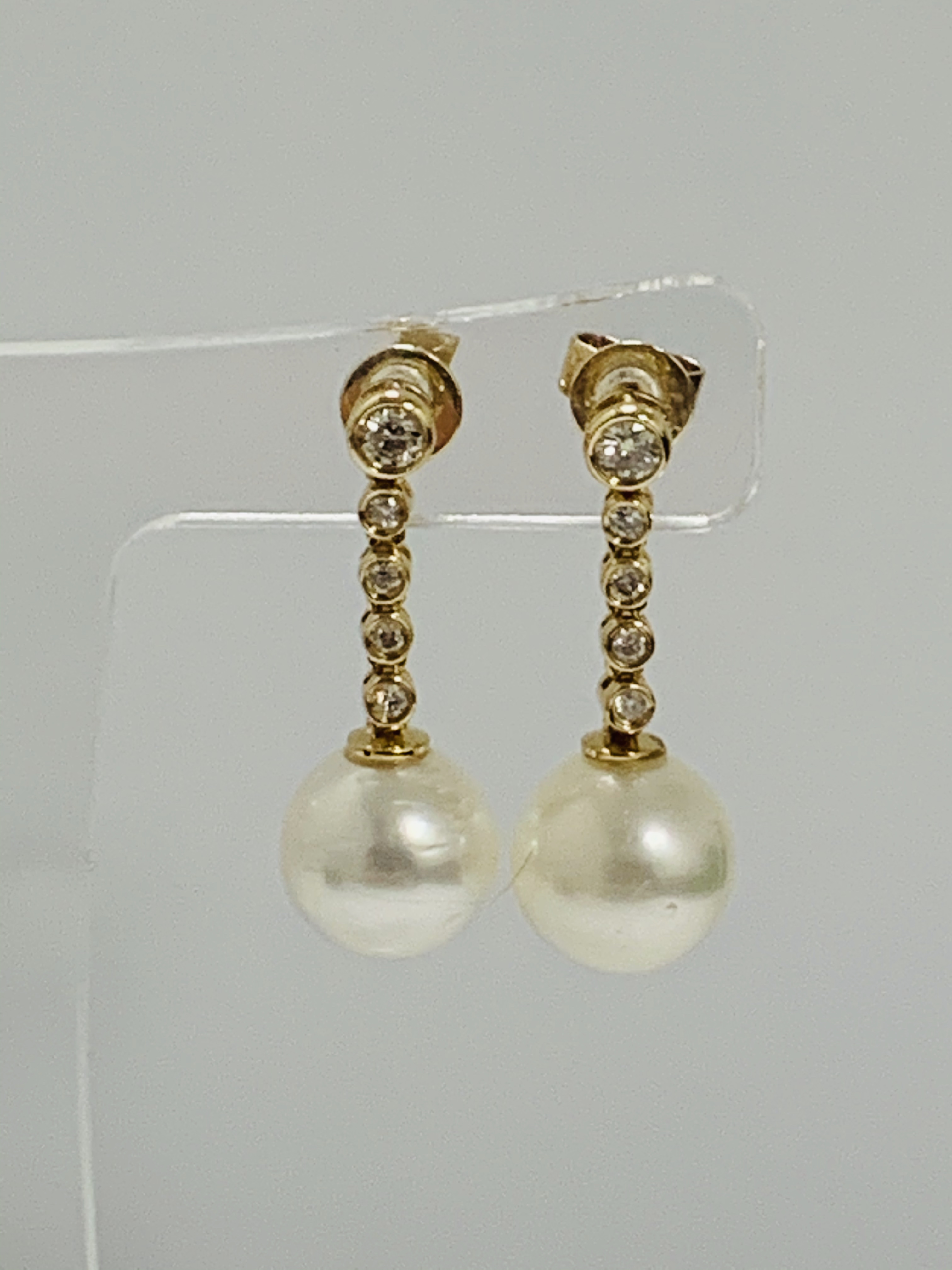 14ct Yellow Gold Pearl and Diamond earrings featuring, 2 white Pearls, with 8 round brilliant cut Di - Image 12 of 16