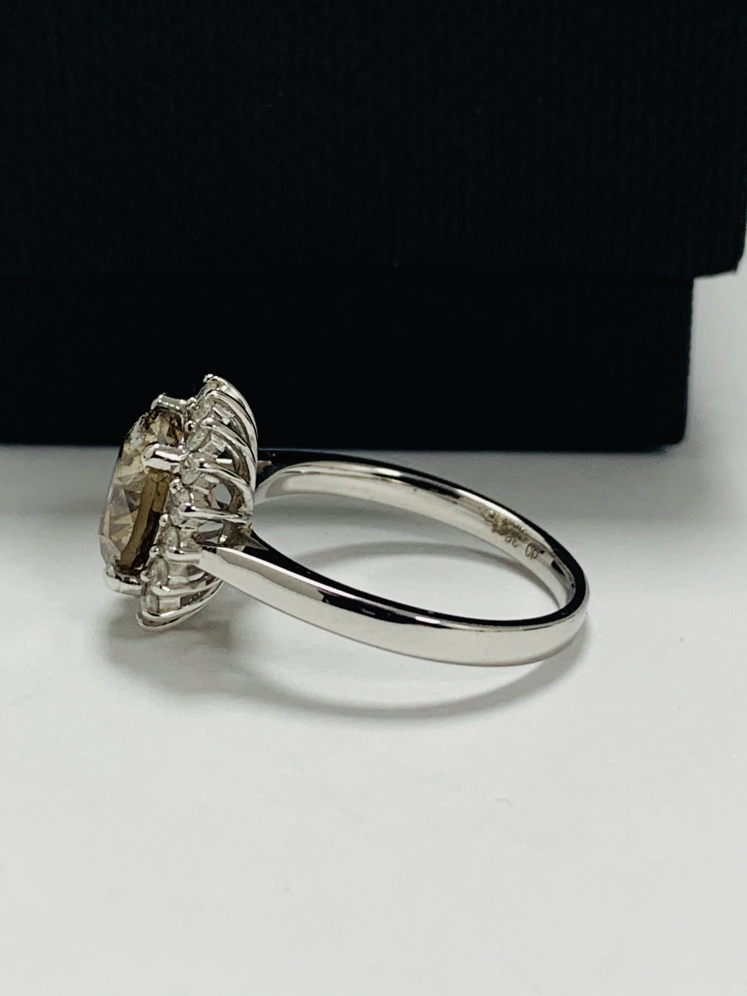 14ct White Gold Diamond ring featuring centre, round brilliant cut, cognac Diamond (2.61ct), claw se - Image 3 of 11