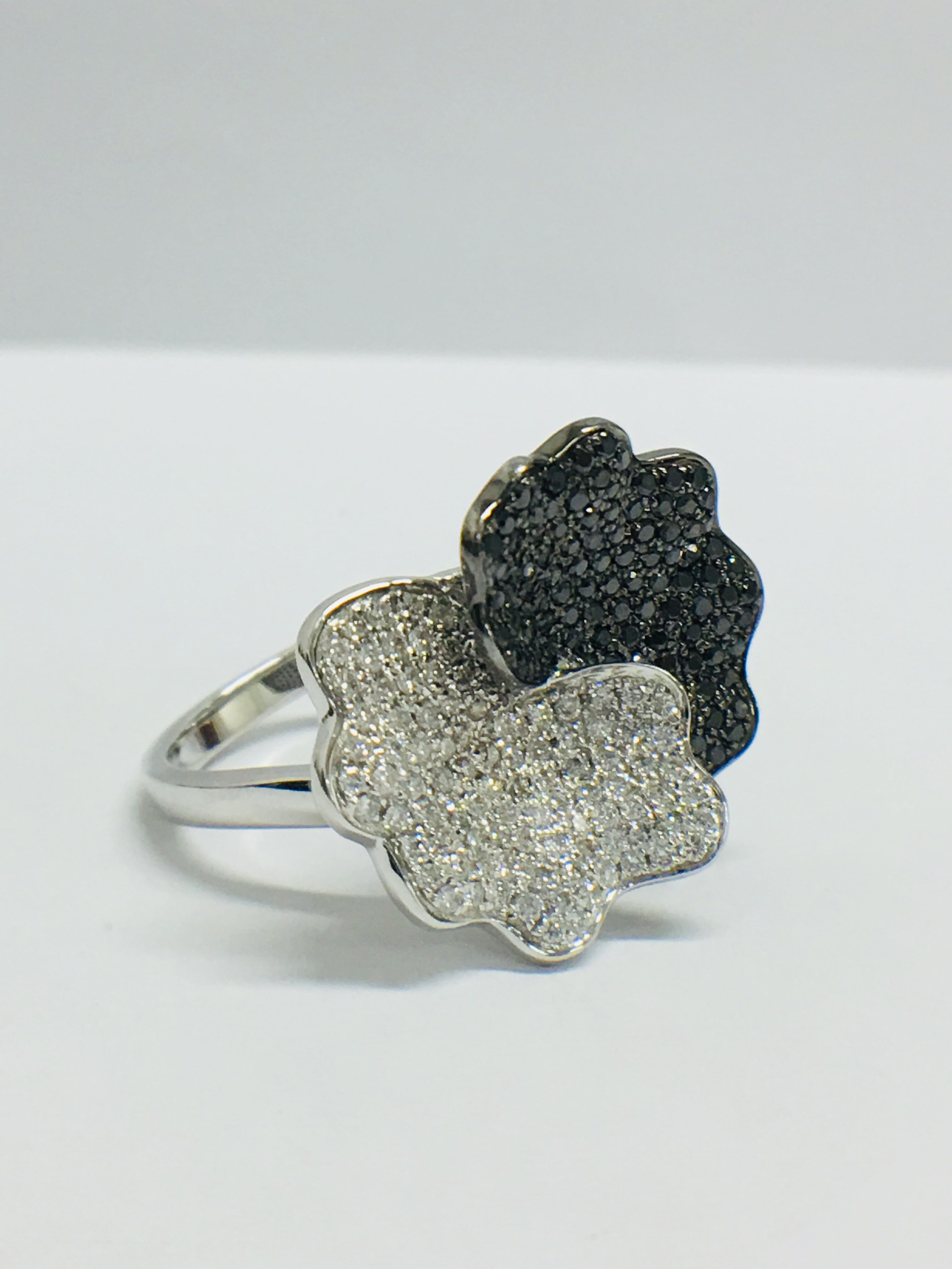 18ct white gold diamond ring - Image 6 of 9