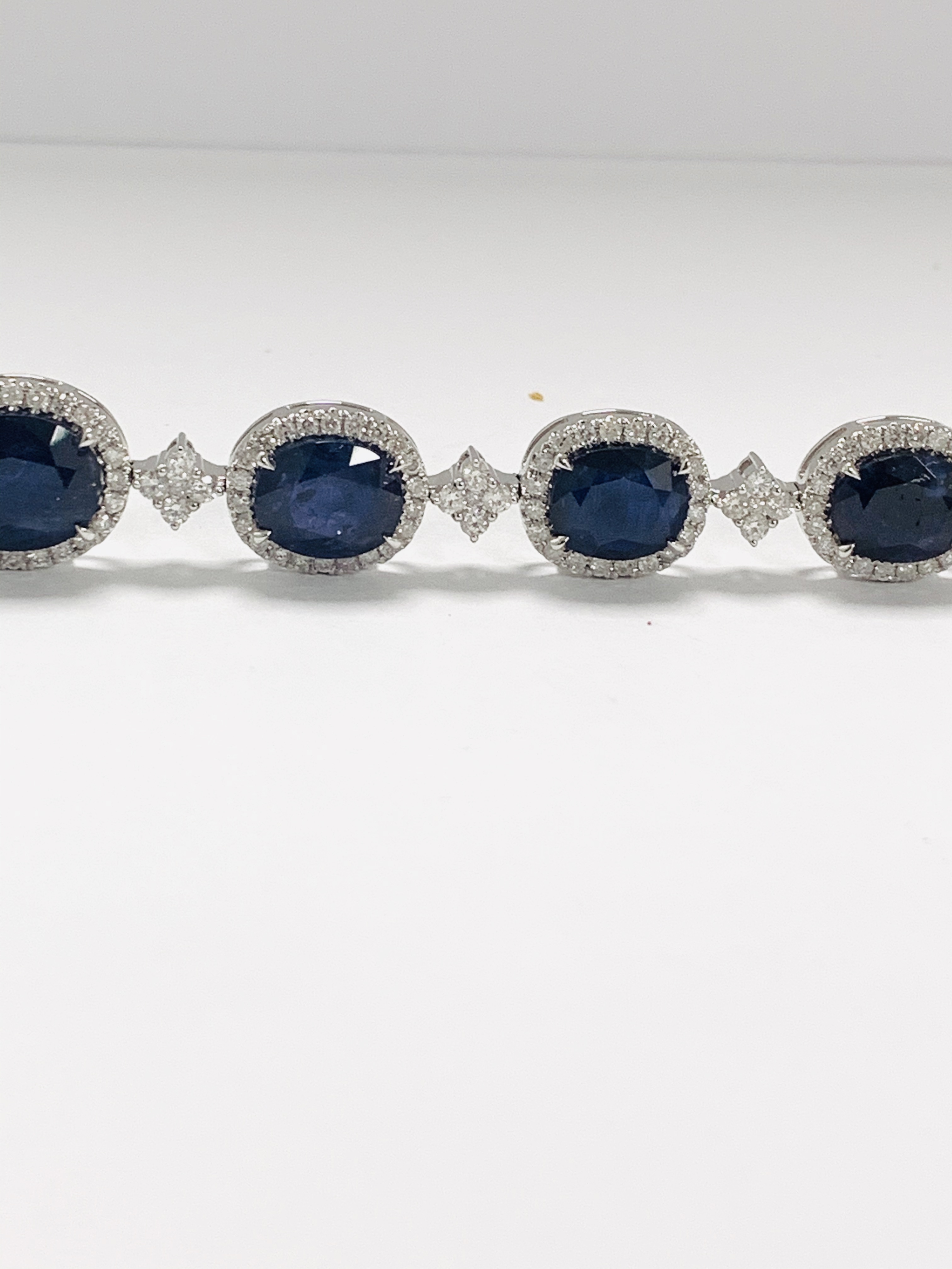 18ct White Gold Sapphire and Diamond bracelet featuring, 10 oval cut, dark blue Kashmir Sapphires (2 - Image 17 of 21