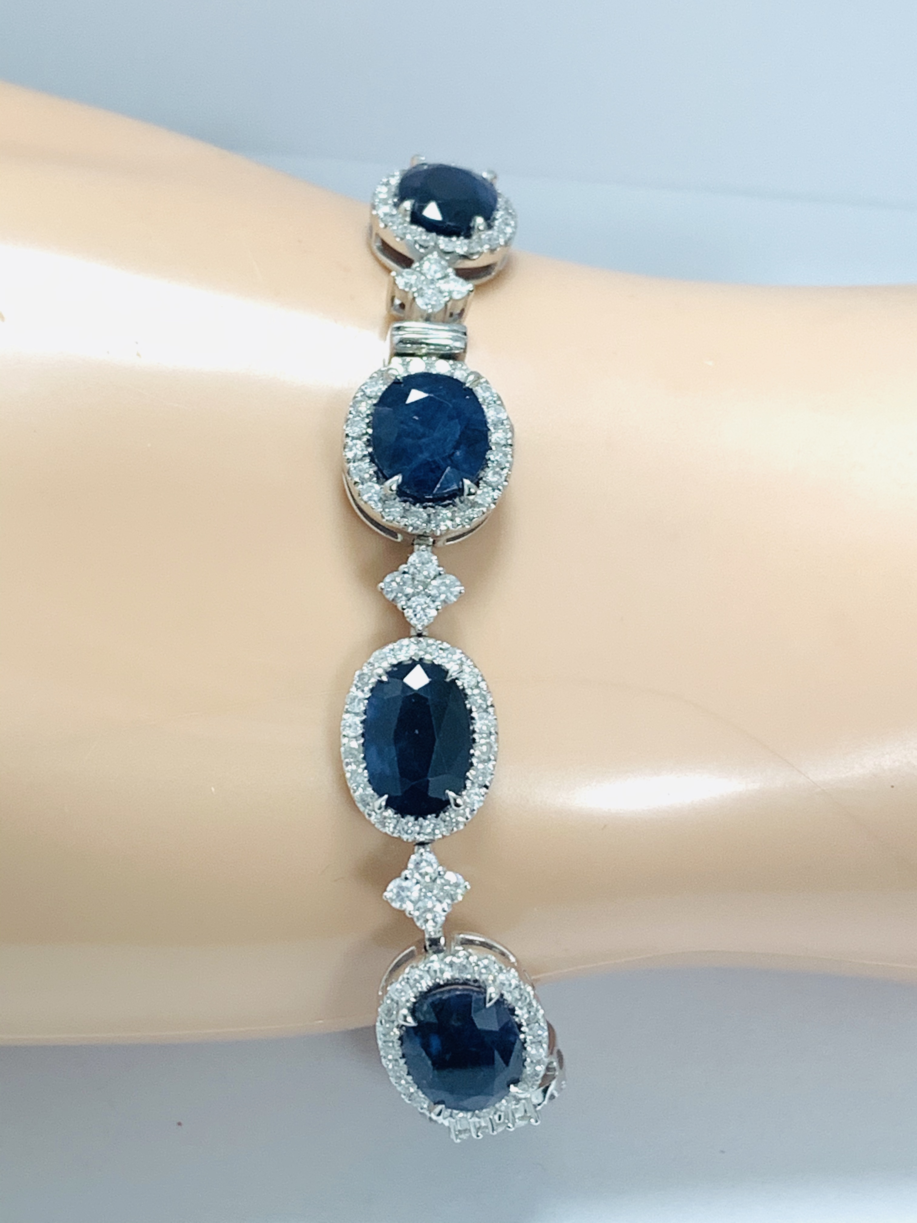 18ct White Gold Sapphire and Diamond bracelet featuring, 10 oval cut, dark blue Kashmir Sapphires (2 - Image 10 of 21