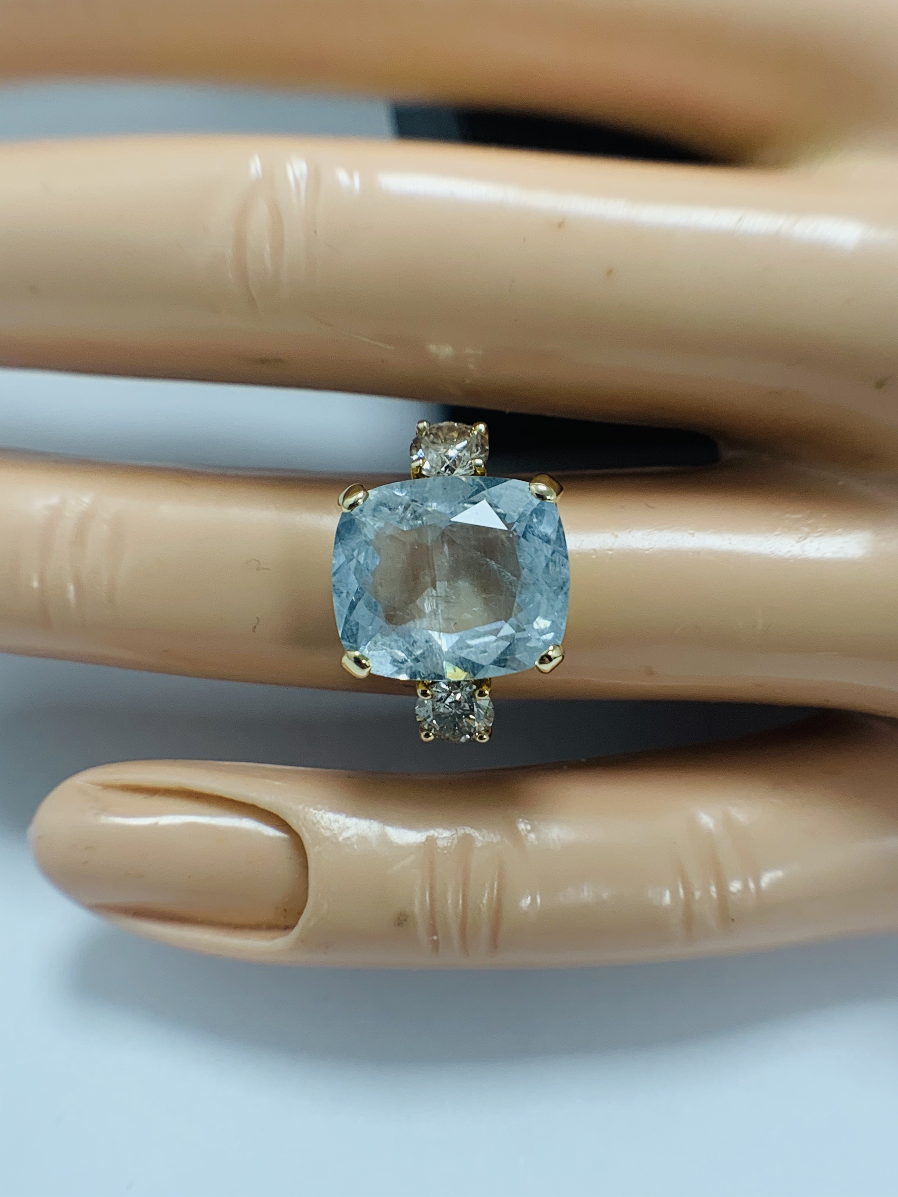 14ct Yellow Gold Aquamarine and Diamond ring featuring centre, cushion cut Aquamarine (5.25ct), claw - Image 10 of 12