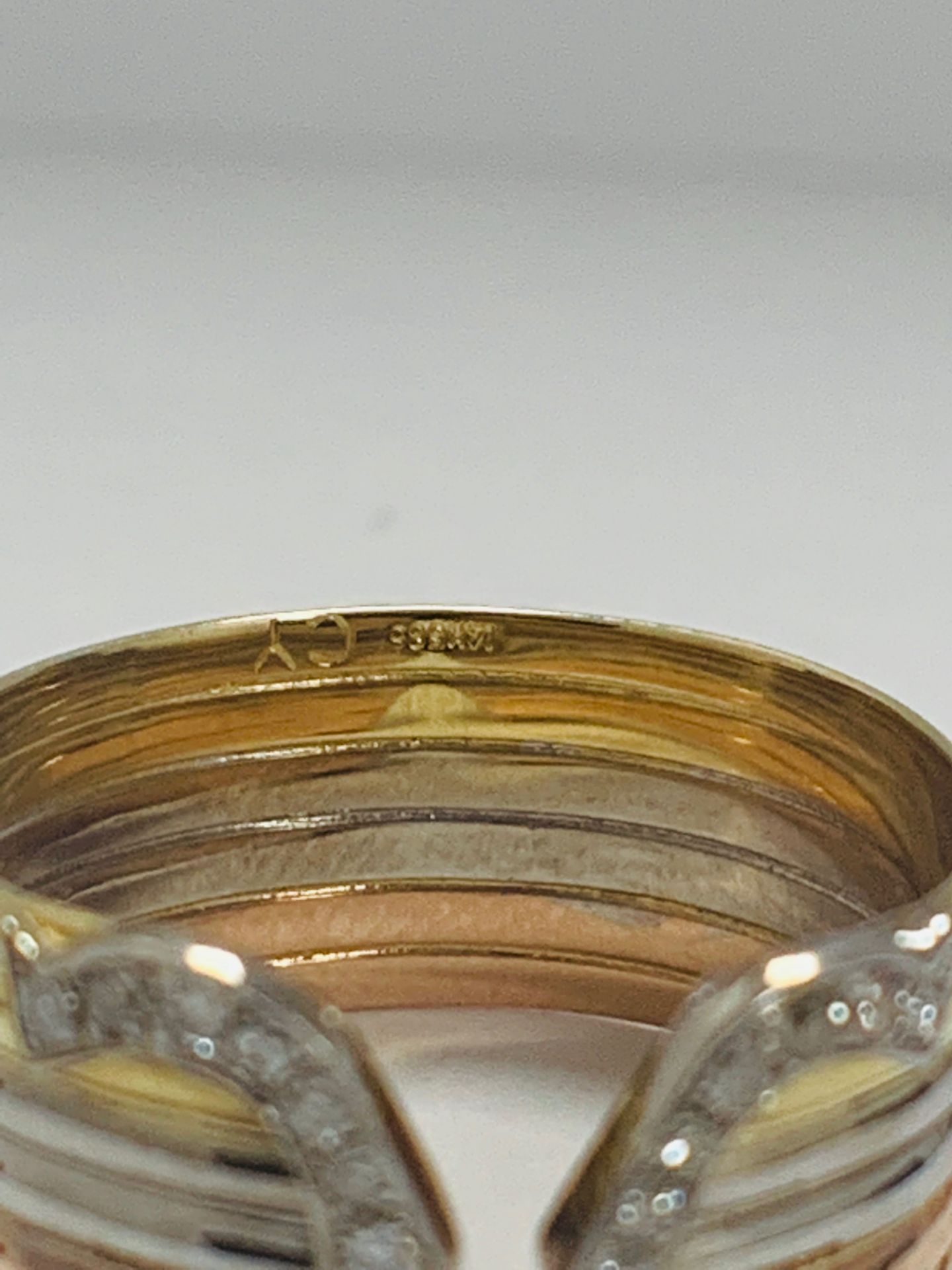 18ct 3 Toned Gold Diamond Chanel ring - Image 7 of 11