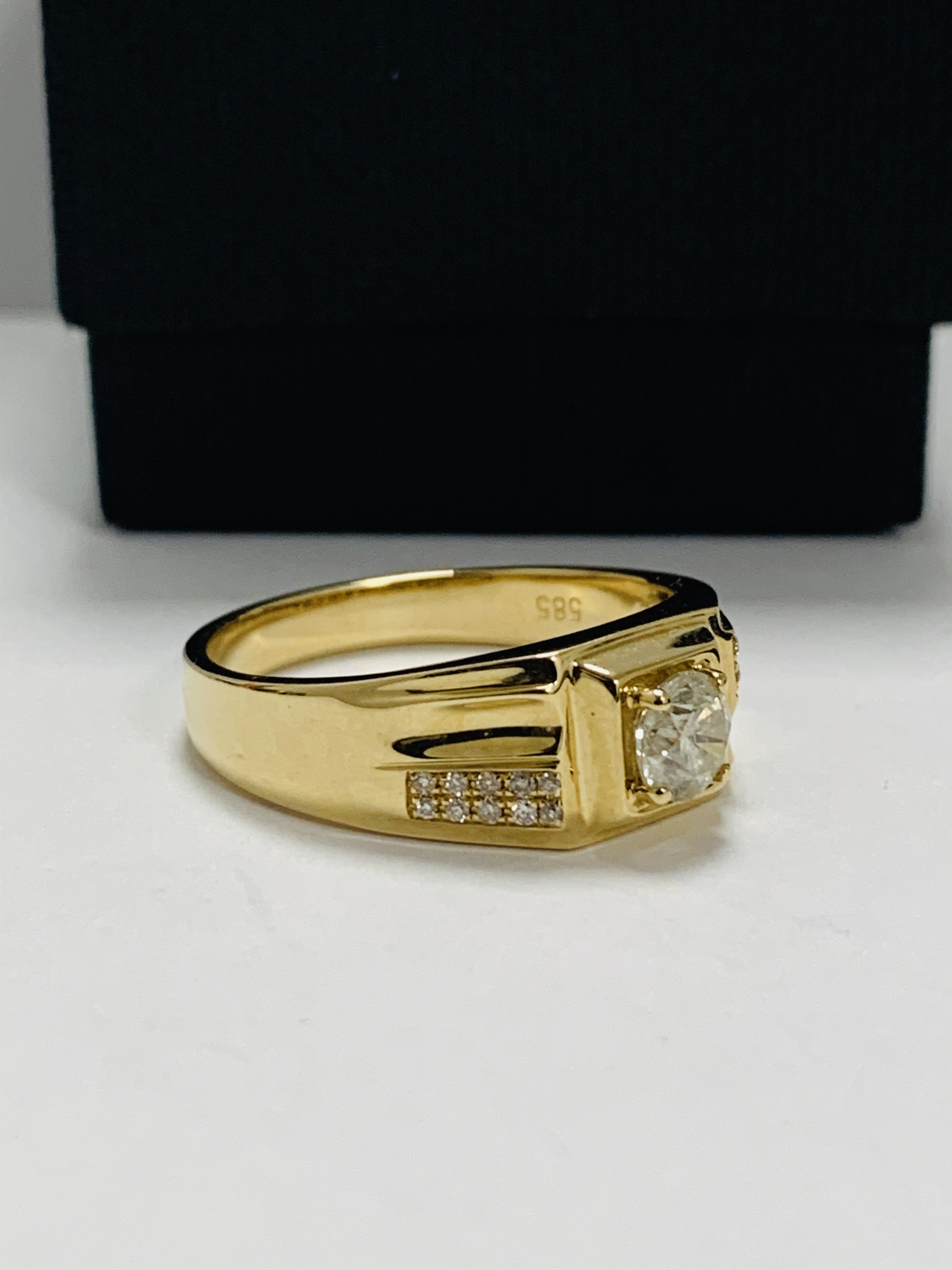 14ct Yellow Gold Diamond gents ring featuring centre, round brilliant cut Diamond (0.60ct), claw set - Image 7 of 10