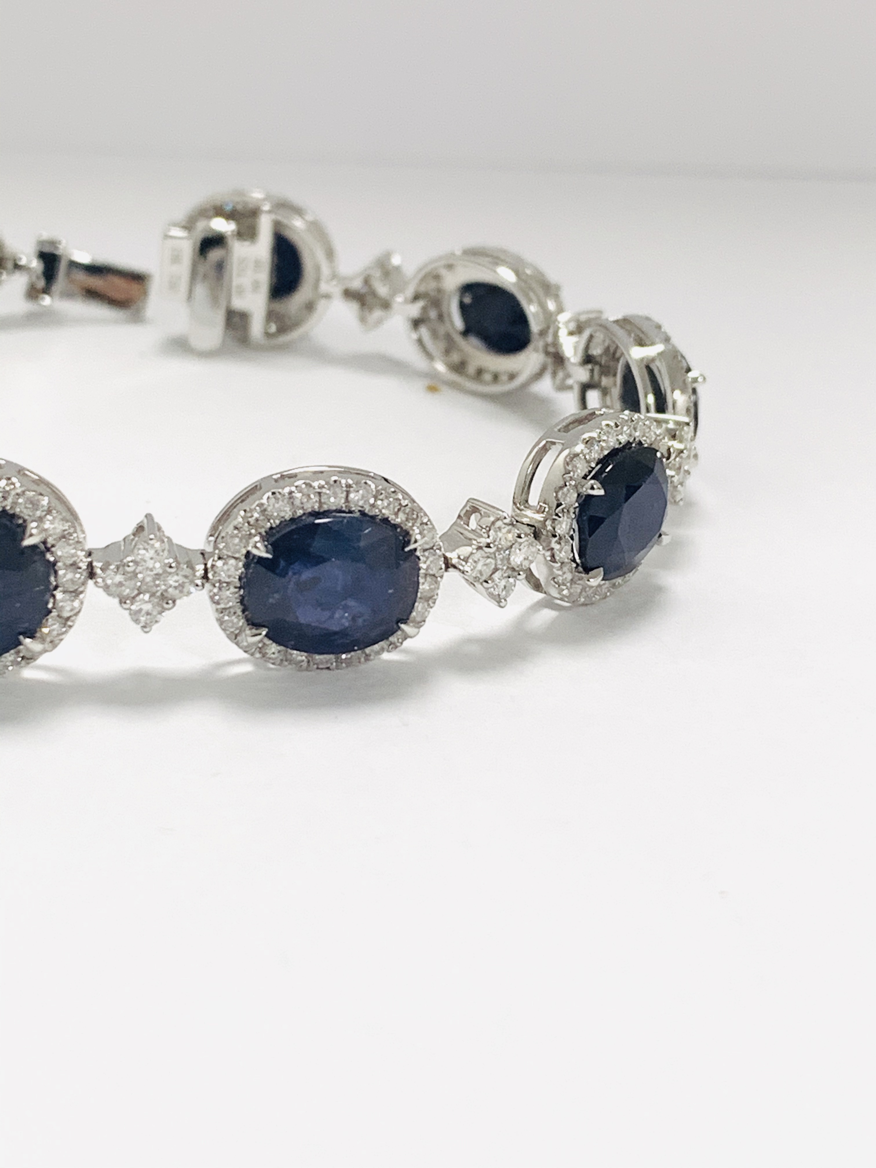 18ct White Gold Sapphire and Diamond bracelet featuring, 10 oval cut, dark blue Kashmir Sapphires (2 - Image 5 of 21