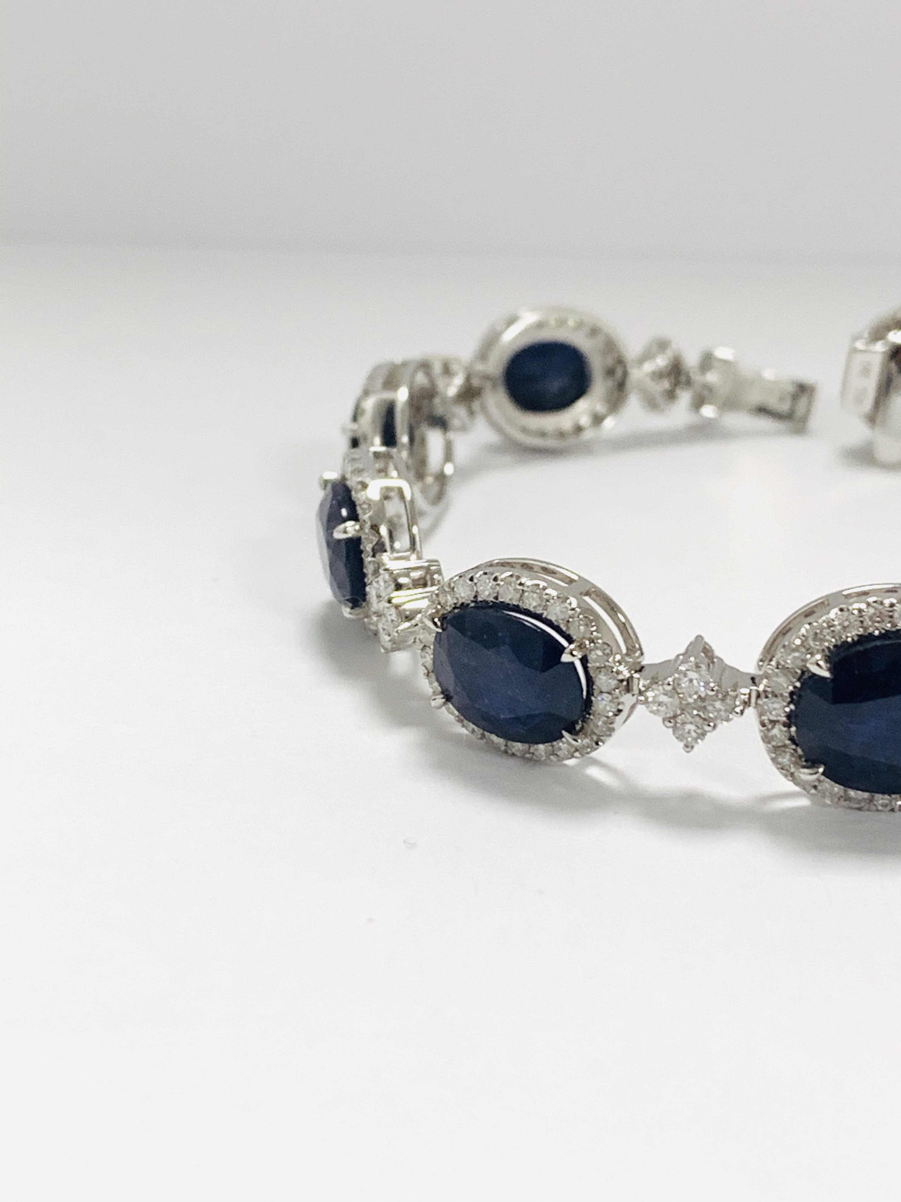 18ct White Gold Sapphire and Diamond bracelet featuring, 10 oval cut, dark blue Kashmir Sapphires (2 - Image 4 of 21