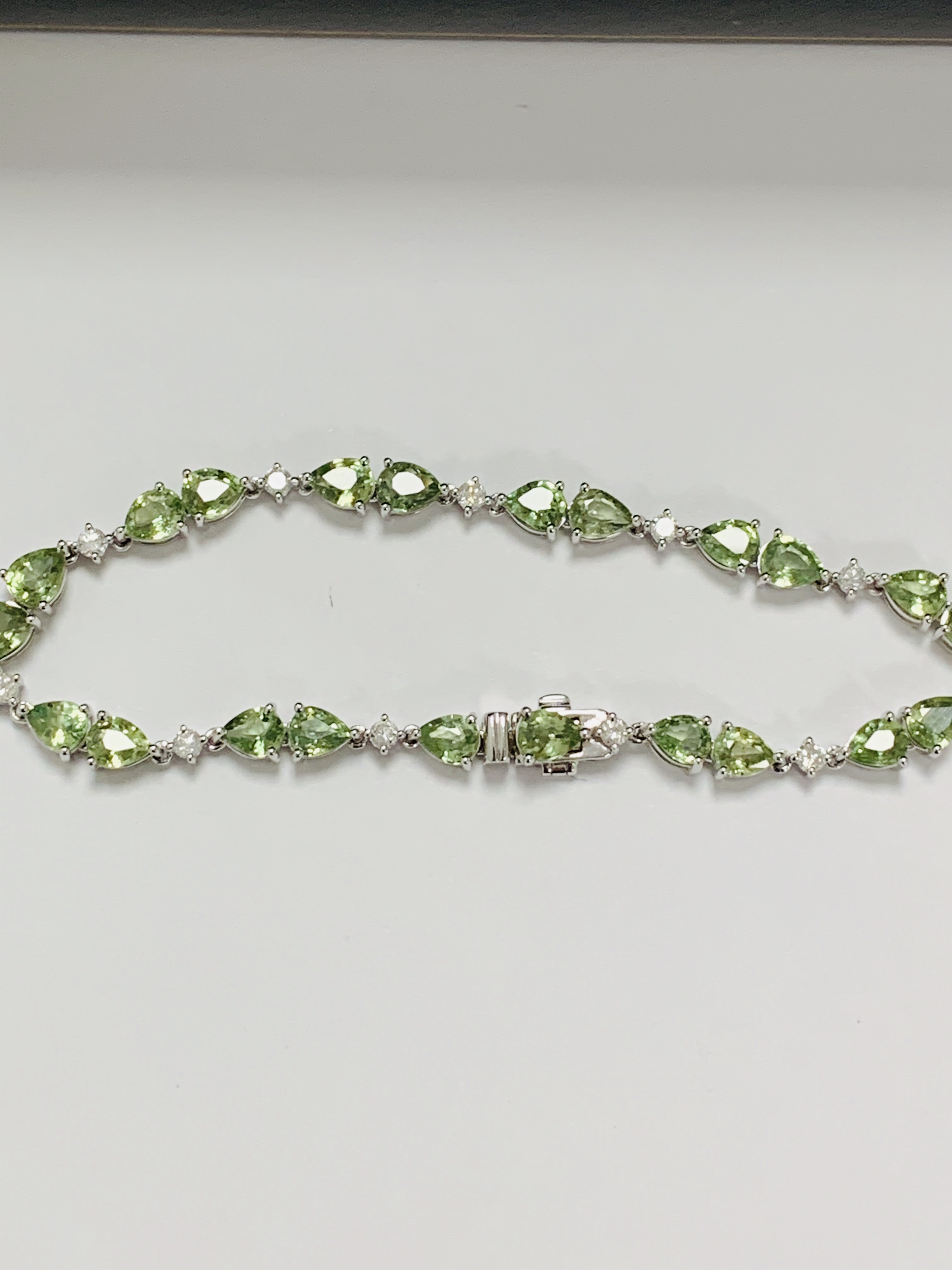 14ct White Gold Sapphire and Diamond bracelet featuring, 22 pear cut, light green Sapphires (9.05ct - Image 4 of 12