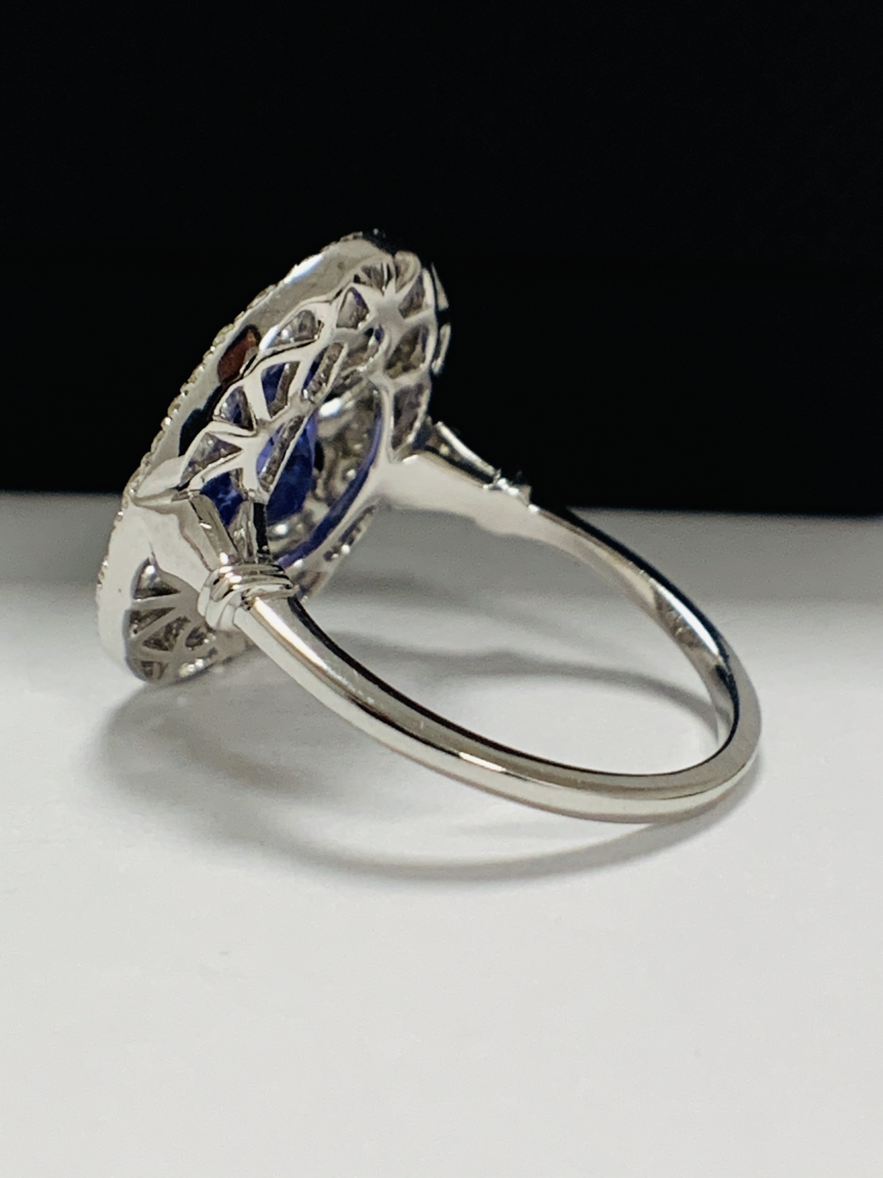 18ct White Gold Tanzanite and Diamond ring - Image 3 of 12