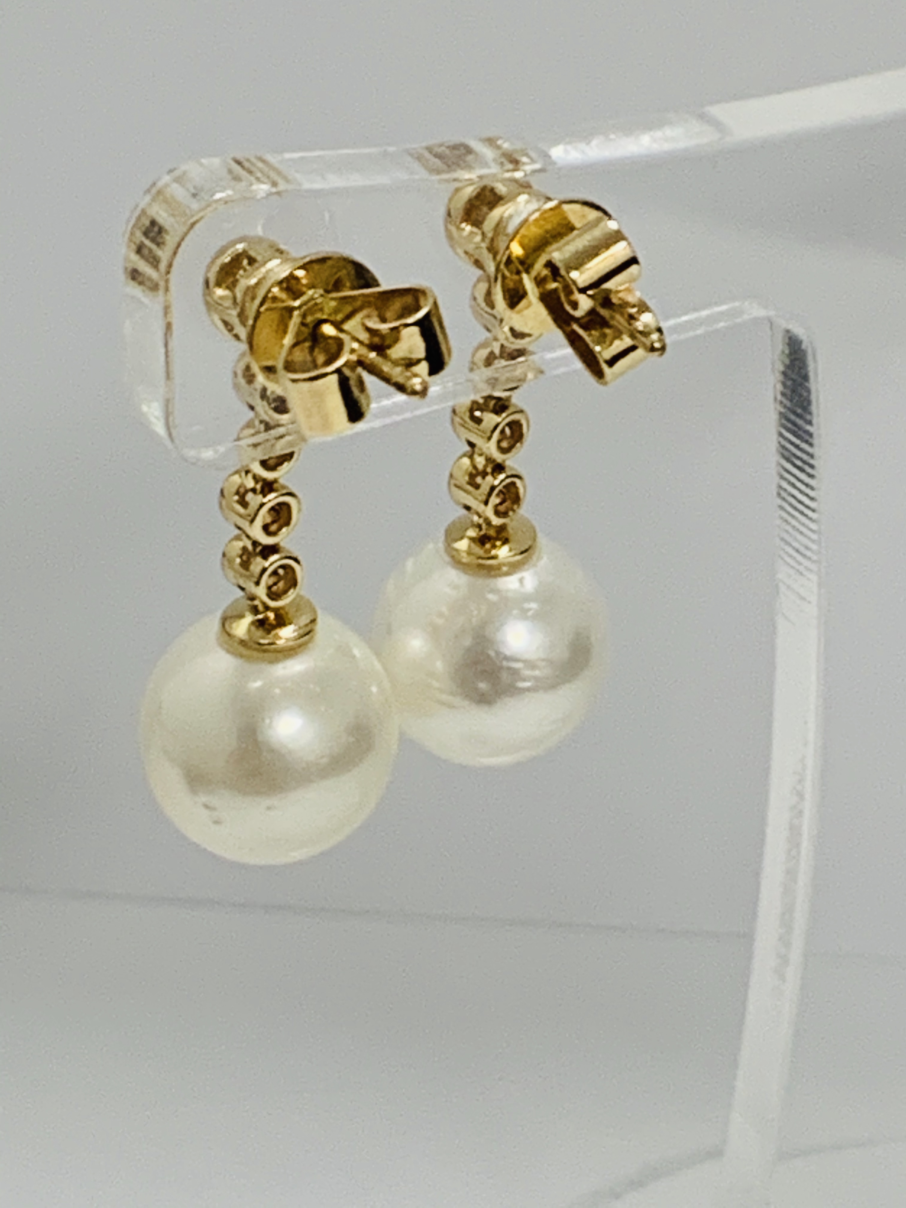 14ct Yellow Gold Pearl and Diamond earrings featuring, 2 white Pearls, with 8 round brilliant cut Di - Image 14 of 16