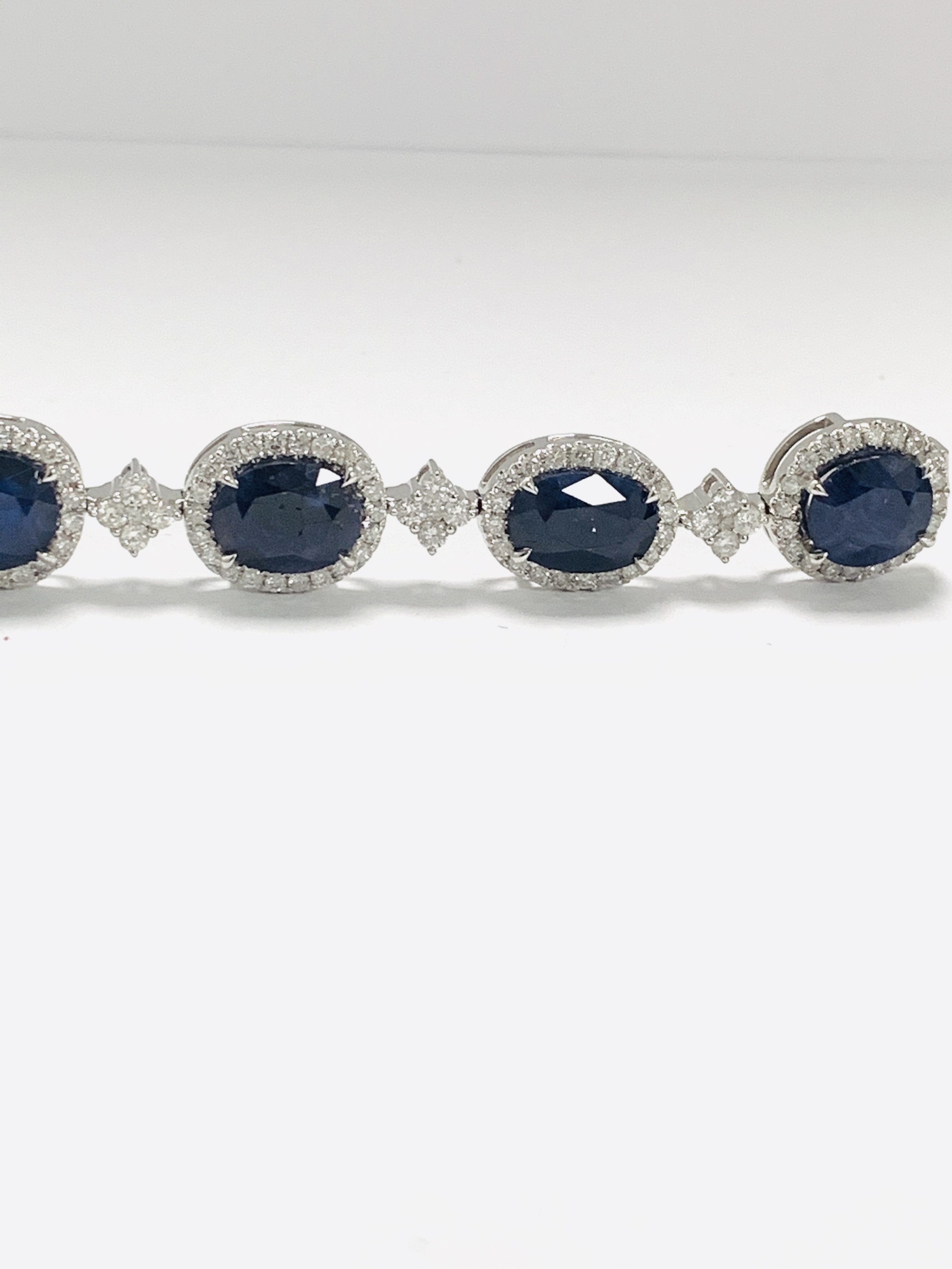 18ct White Gold Sapphire and Diamond bracelet featuring, 10 oval cut, dark blue Kashmir Sapphires (2 - Image 18 of 21