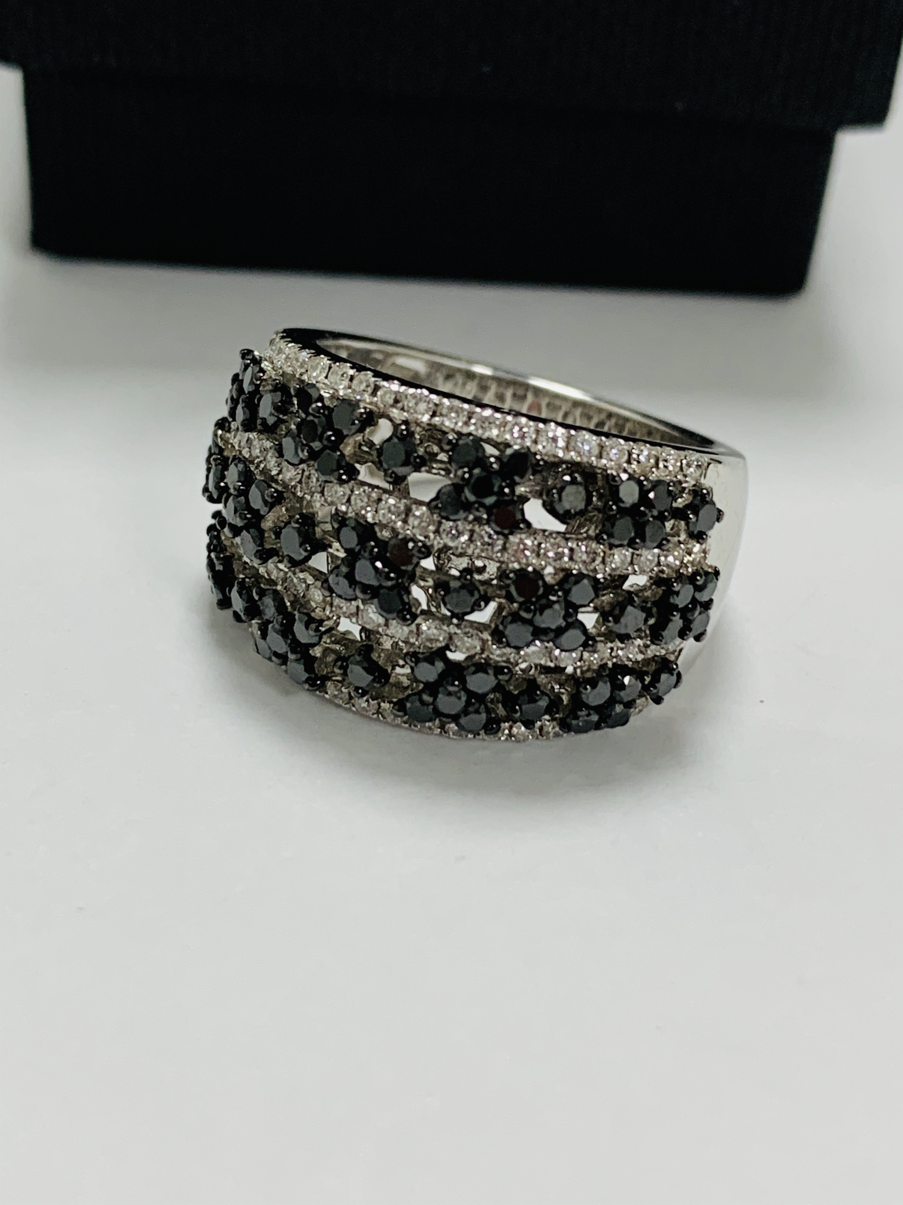 18ct White Gold Diamond ring featuring, 73 round brilliant cut, black Diamonds (1.01ct TDW), with 80 - Image 11 of 15