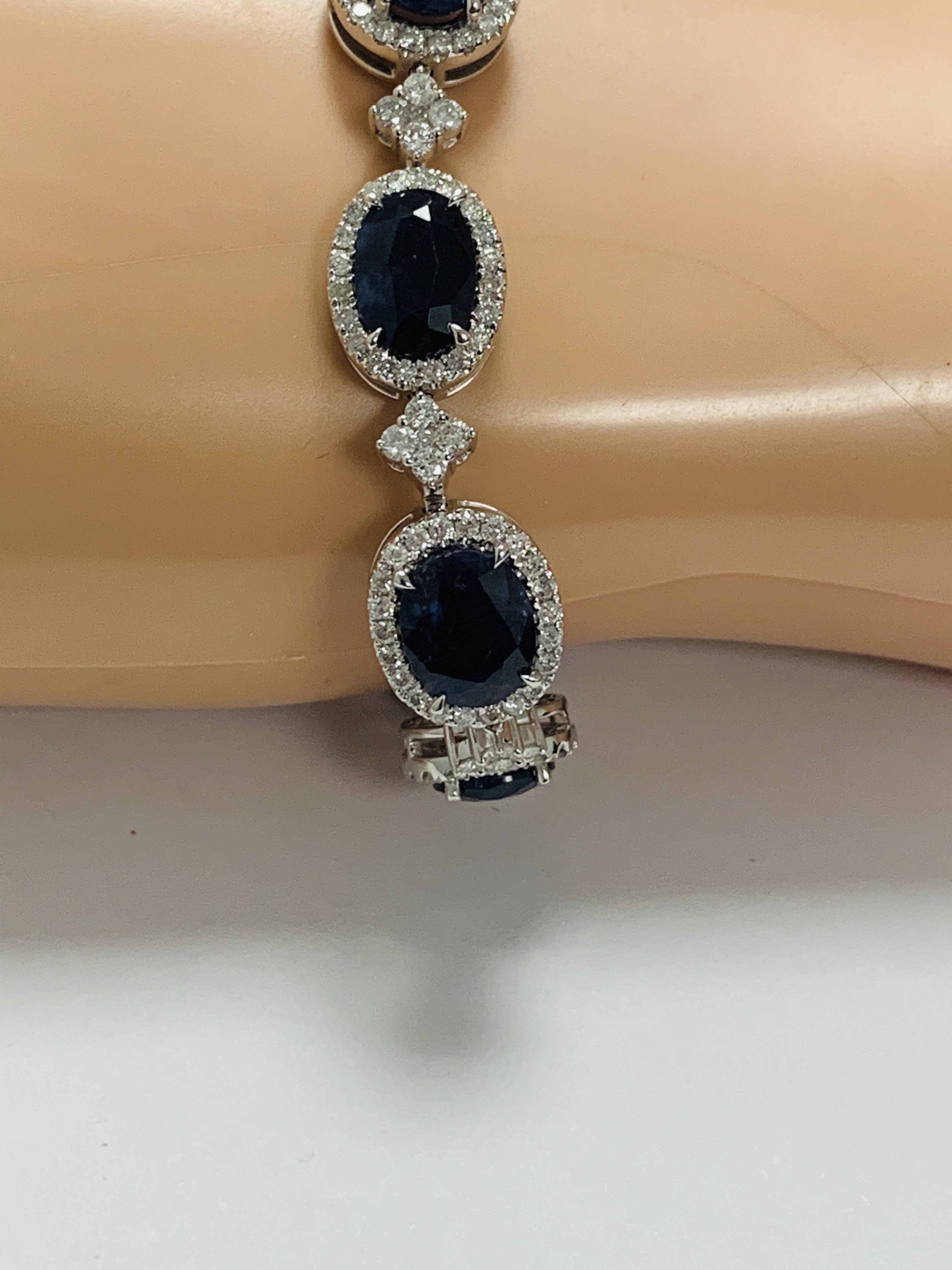 18ct White Gold Sapphire and Diamond bracelet featuring, 10 oval cut, dark blue Kashmir Sapphires (2 - Image 14 of 21