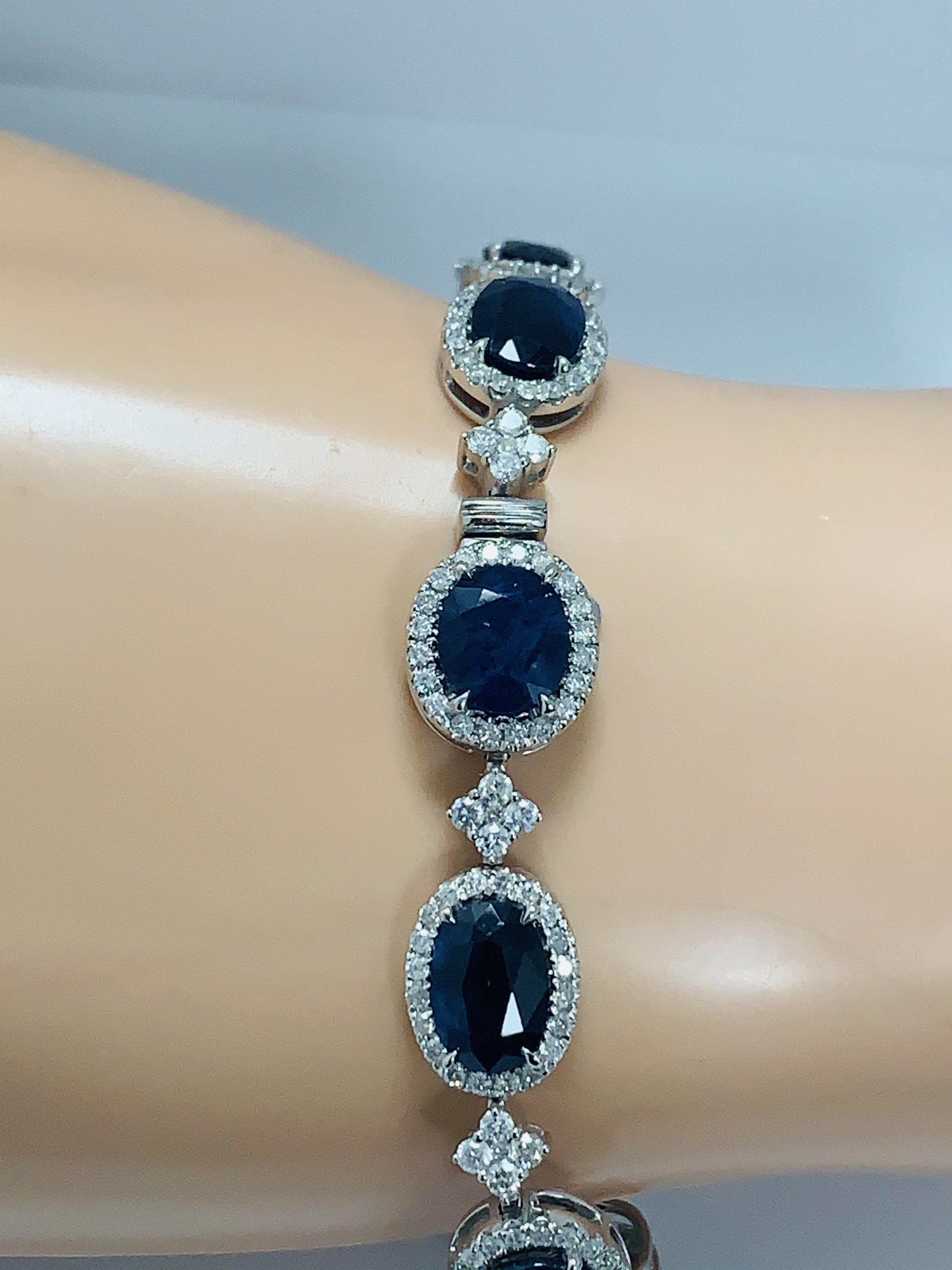 18ct White Gold Sapphire and Diamond bracelet featuring, 10 oval cut, dark blue Kashmir Sapphires (2 - Image 11 of 21