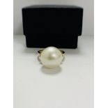 14ct Yellow Gold Pearl and Diamond ring featuring centre, South Sea Pearl, with 2 round brilliant cu