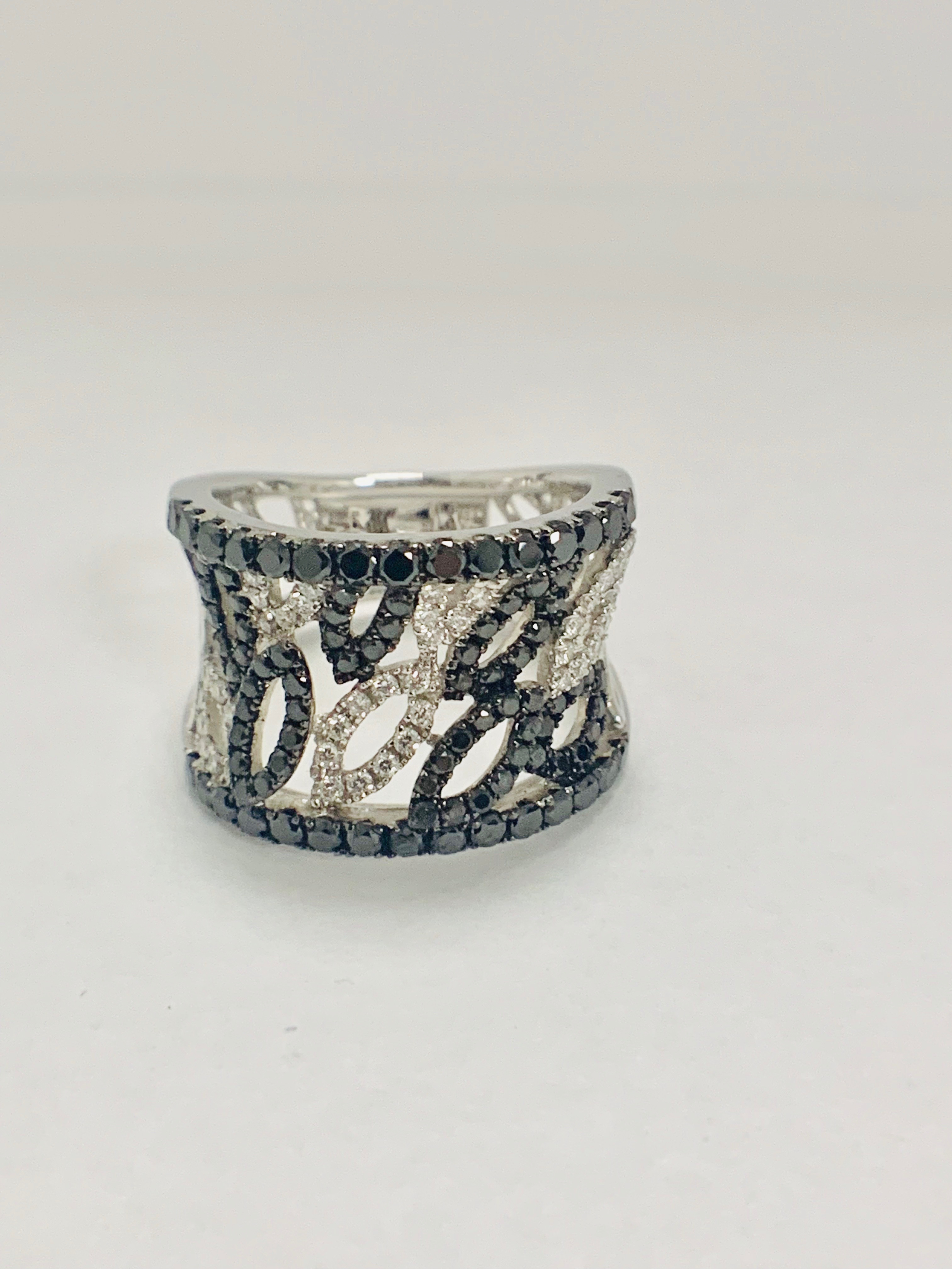 18ct White Gold Diamond ring featuring 90 round cut, black Diamonds (1.14ct TBDW) - Image 12 of 15