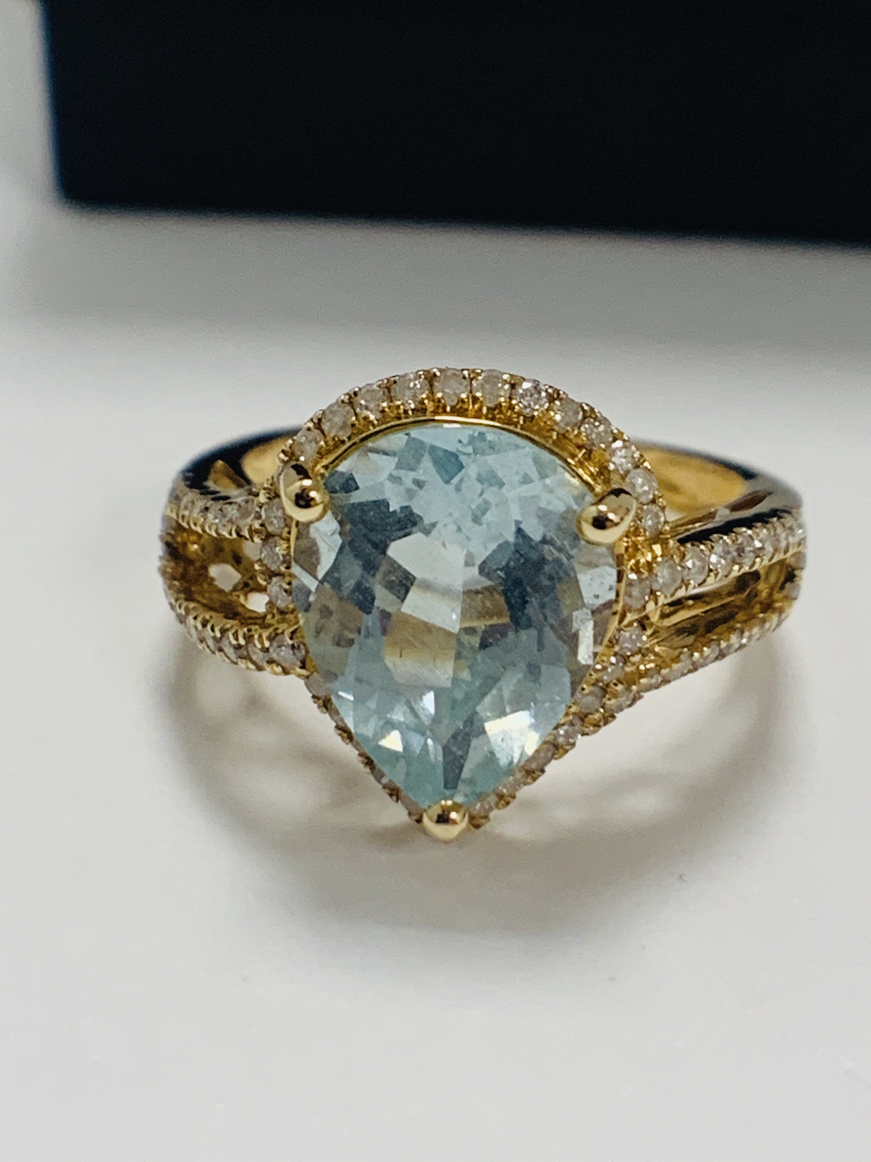 14ct Yellow Gold Aquamarine and Diamond ring featuring centre, pear cut Aquamarine (4.75ct), claw se - Image 7 of 10