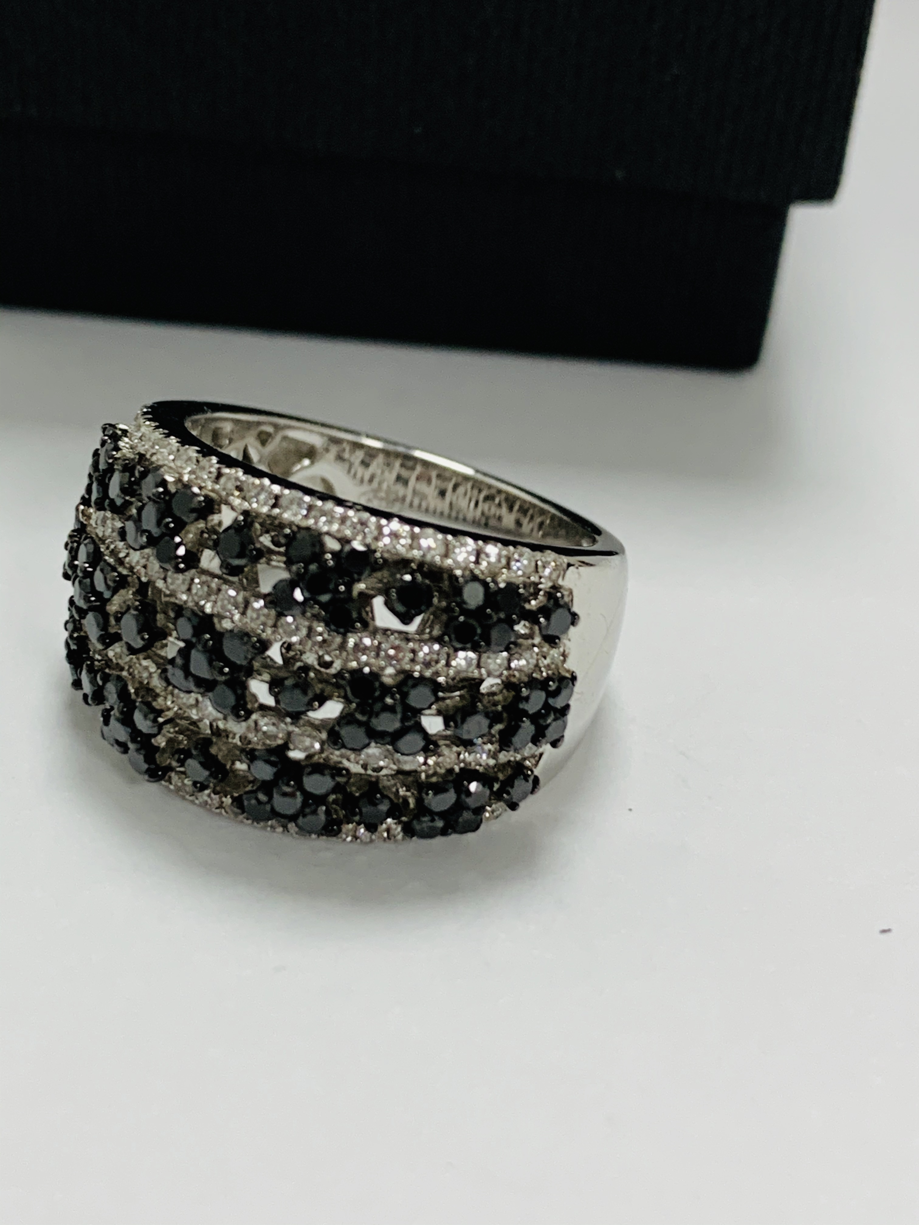 18ct White Gold Diamond ring featuring, 73 round brilliant cut, black Diamonds (1.01ct TDW), with 80 - Image 12 of 15