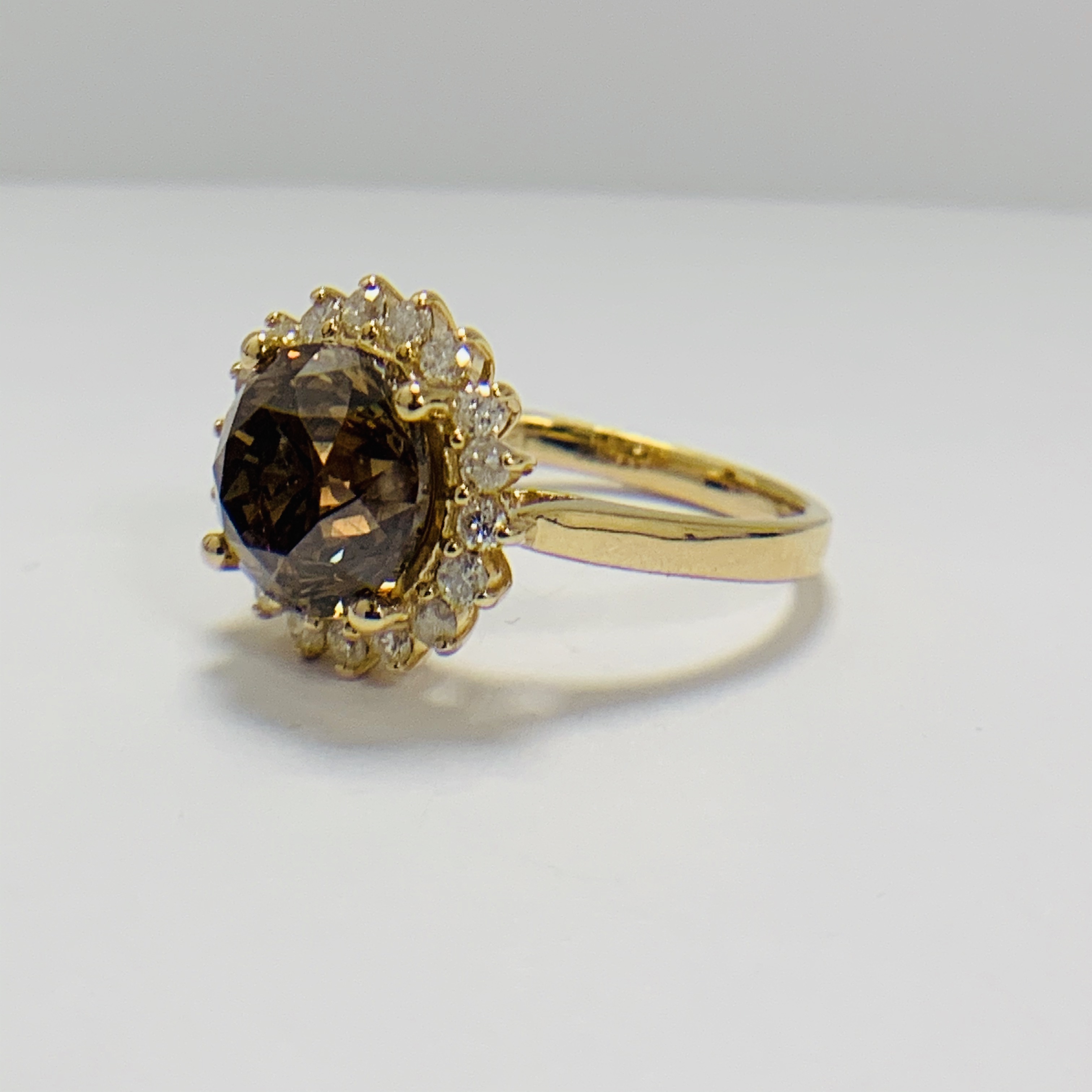14ct Yellow Gold Diamond ring featuring centre, round brilliant cut, cognac Diamond (3.10ct), claw s - Image 2 of 11